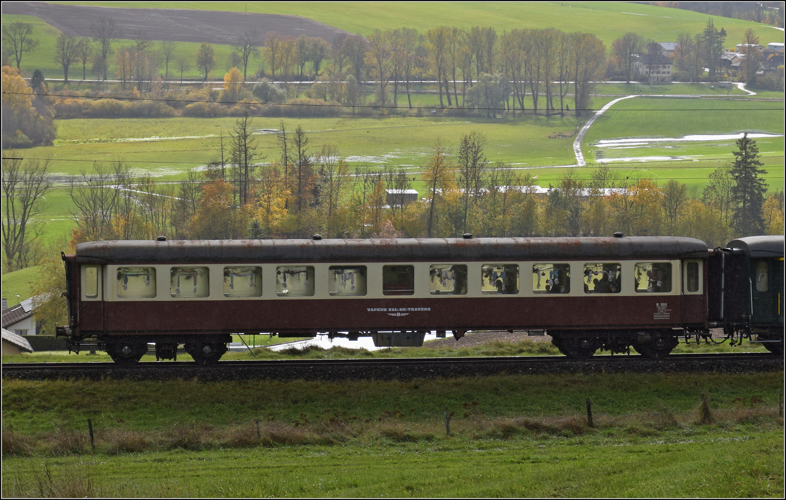 Gruseln zwischen Asphalt und Absinth. 

B 303 von VVT mit dem Halloweenzug bei Plancemont. Oktober 2025.