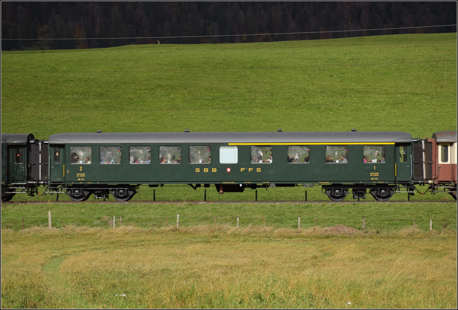Gruseln zwischen Asphalt und Absinth. 

Der Umbauwagen AB4 312 von VVT kurz vor der Ankunft in Les Verrires. Oktober 2025.