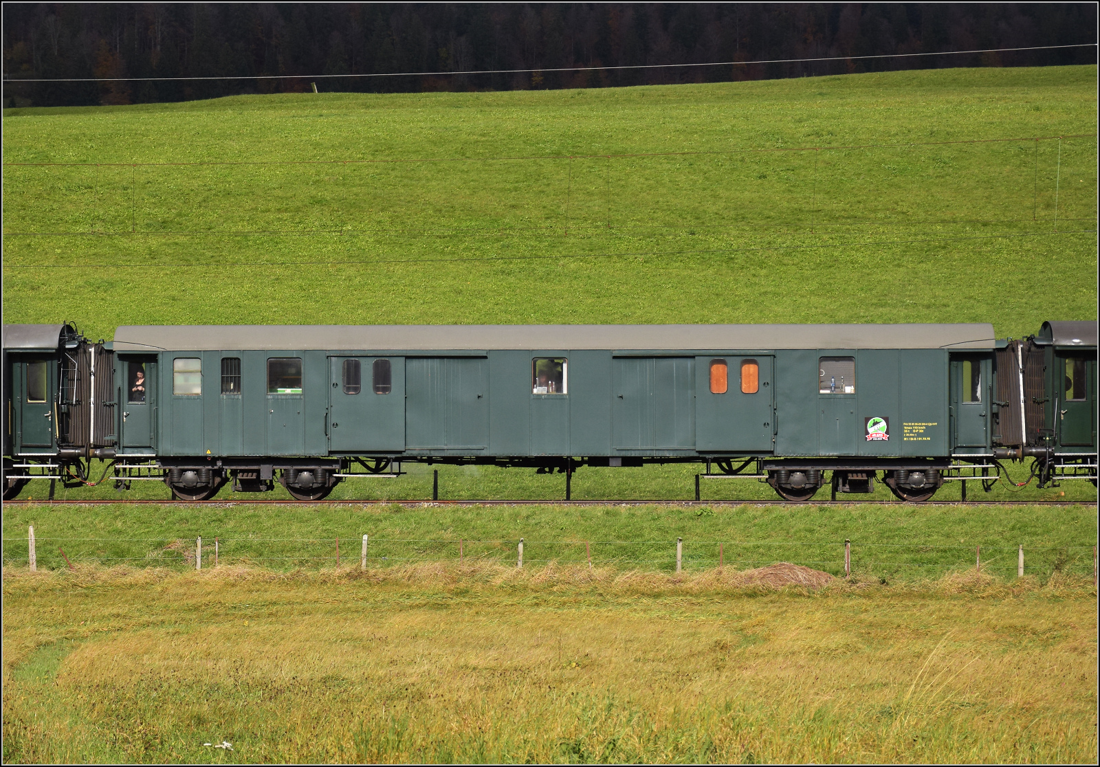 Gruseln zwischen Asphalt und Absinth. 

Der Gepckwagen F4 11827 kurz vor der Ankunft in Les Verrires. Oktober 2025.