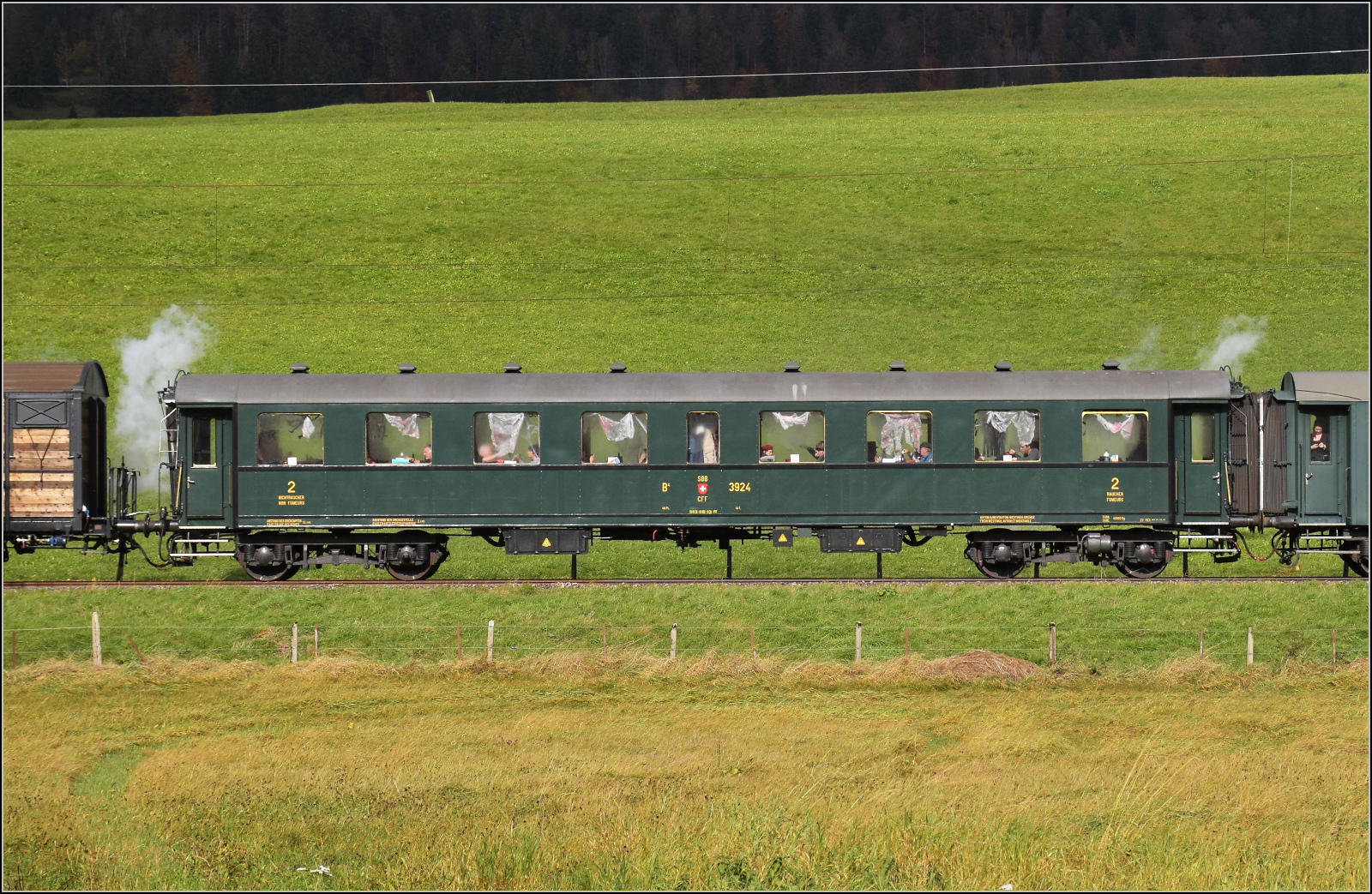 Gruseln zwischen Asphalt und Absinth. 

Der schwere Stahlwagen B4 3933 in genieteter Bauweise kurz vor der Ankunft in Les Verrires. Oktober 2025.