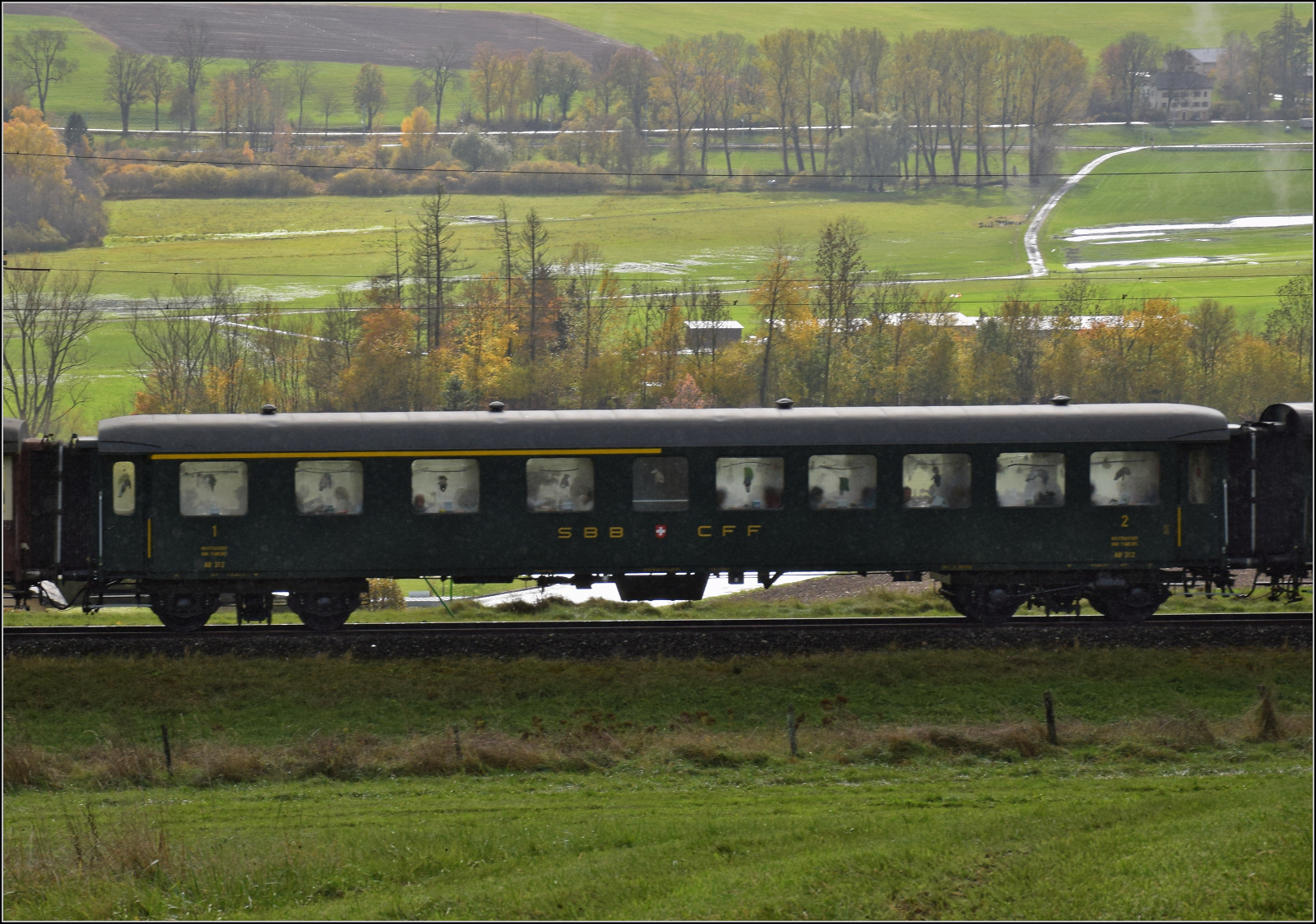 Gruseln zwischen Asphalt und Absinth. 

Der Umbauwagen AB4 312 mit dem Halloweenzug bei Plancemont. Oktober 2025.