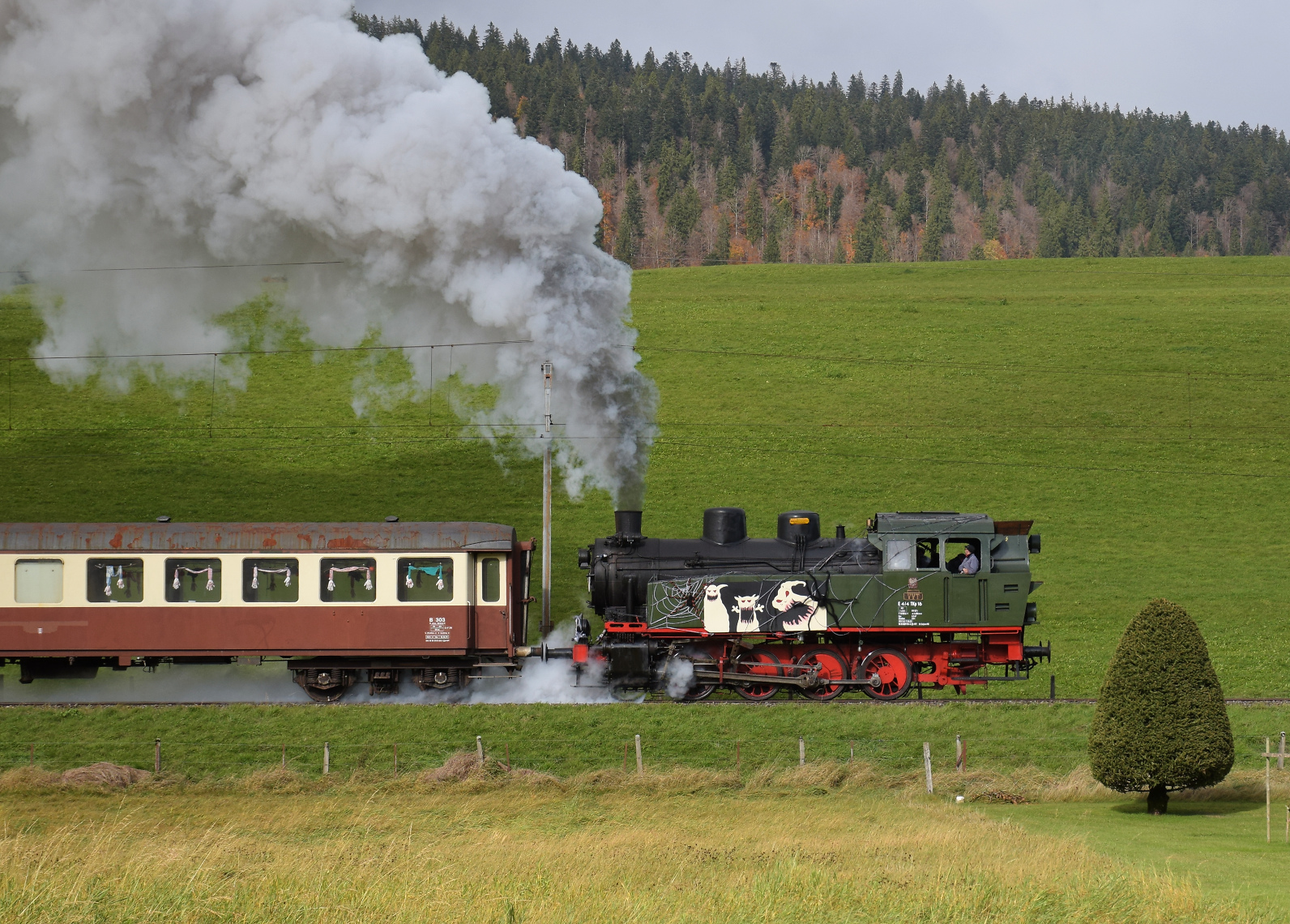 Gruseln zwischen Asphalt und Absinth. 

TKp 16 'Śląsk' fährt mit ihrem Halloweenzug aus Les Verrières aus. Oktober 2025.