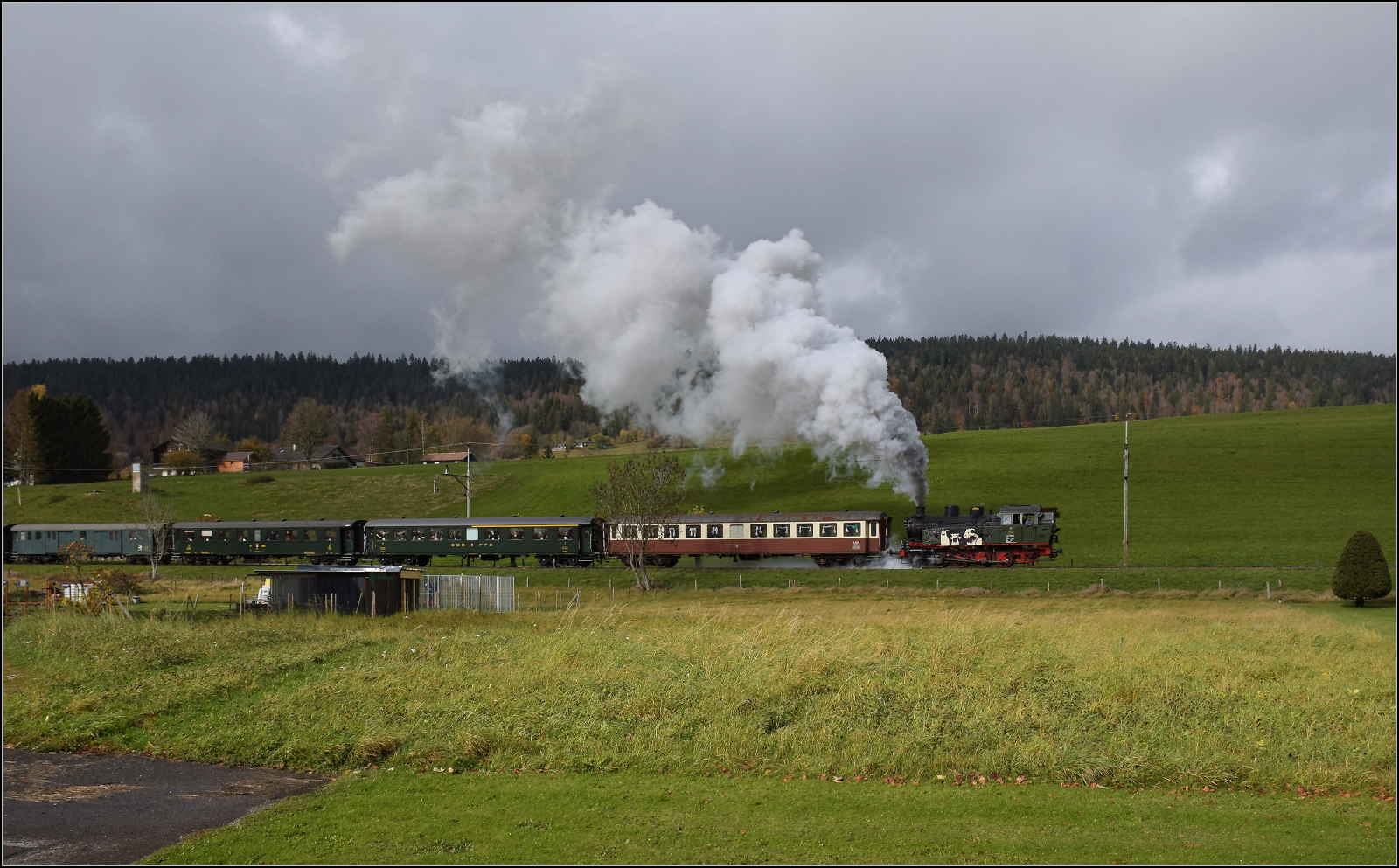 Gruseln zwischen Asphalt und Absinth. 

TKp 16 'Śląsk' fährt mit ihrem Halloweenzug aus Les Verrières aus. Oktober 2025.