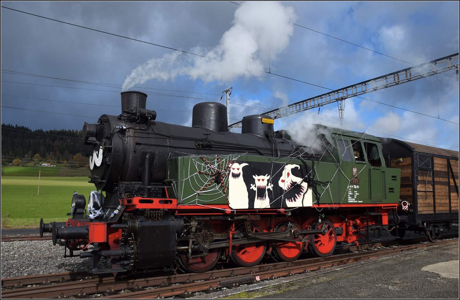 Gruseln zwischen Asphalt und Absinth. 

TKp 16 'Śląsk' in Les Verrières. Oktober 2025.