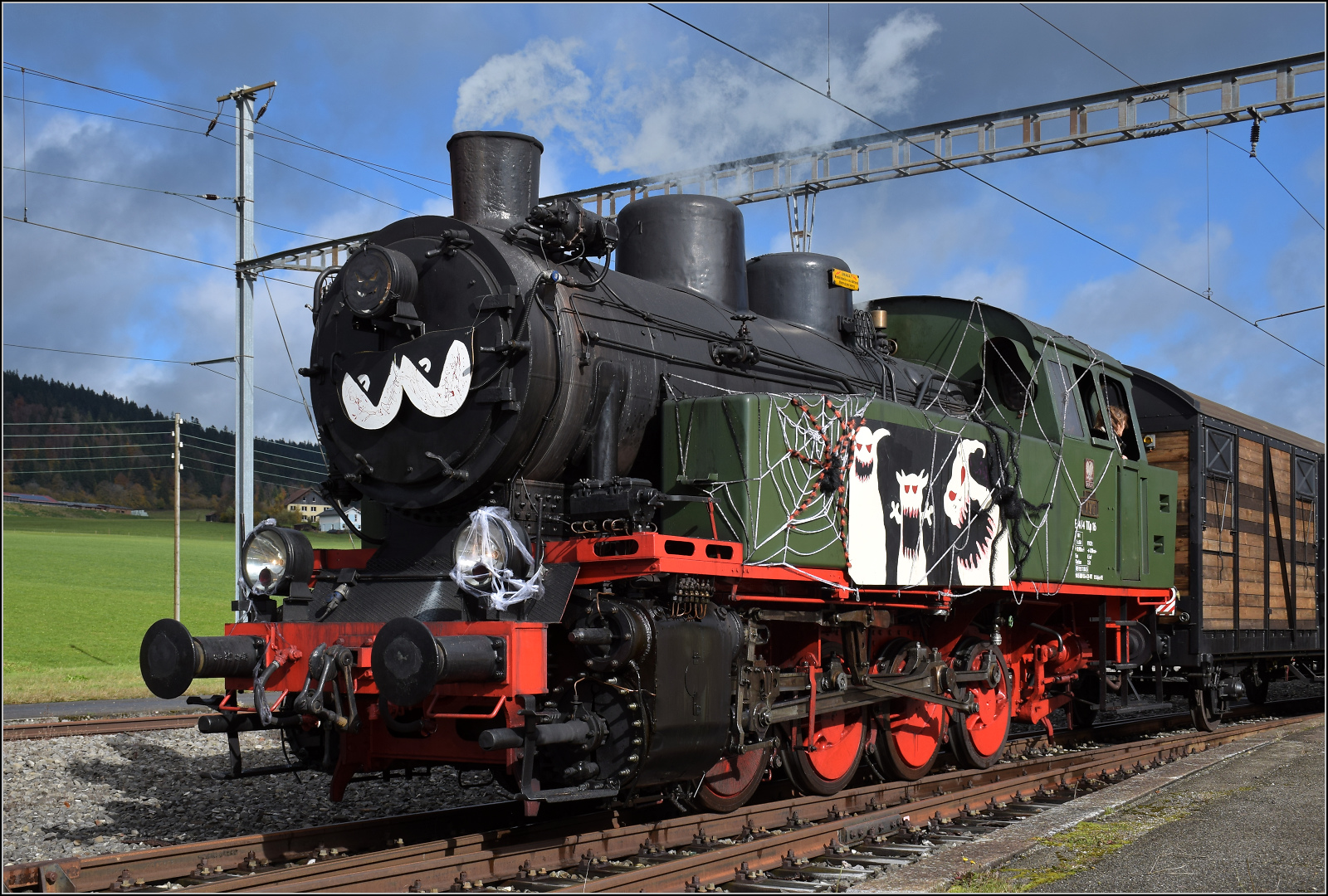 Gruseln zwischen Asphalt und Absinth. 

TKp 16 'Śląsk' in Les Verrières. Oktober 2025.