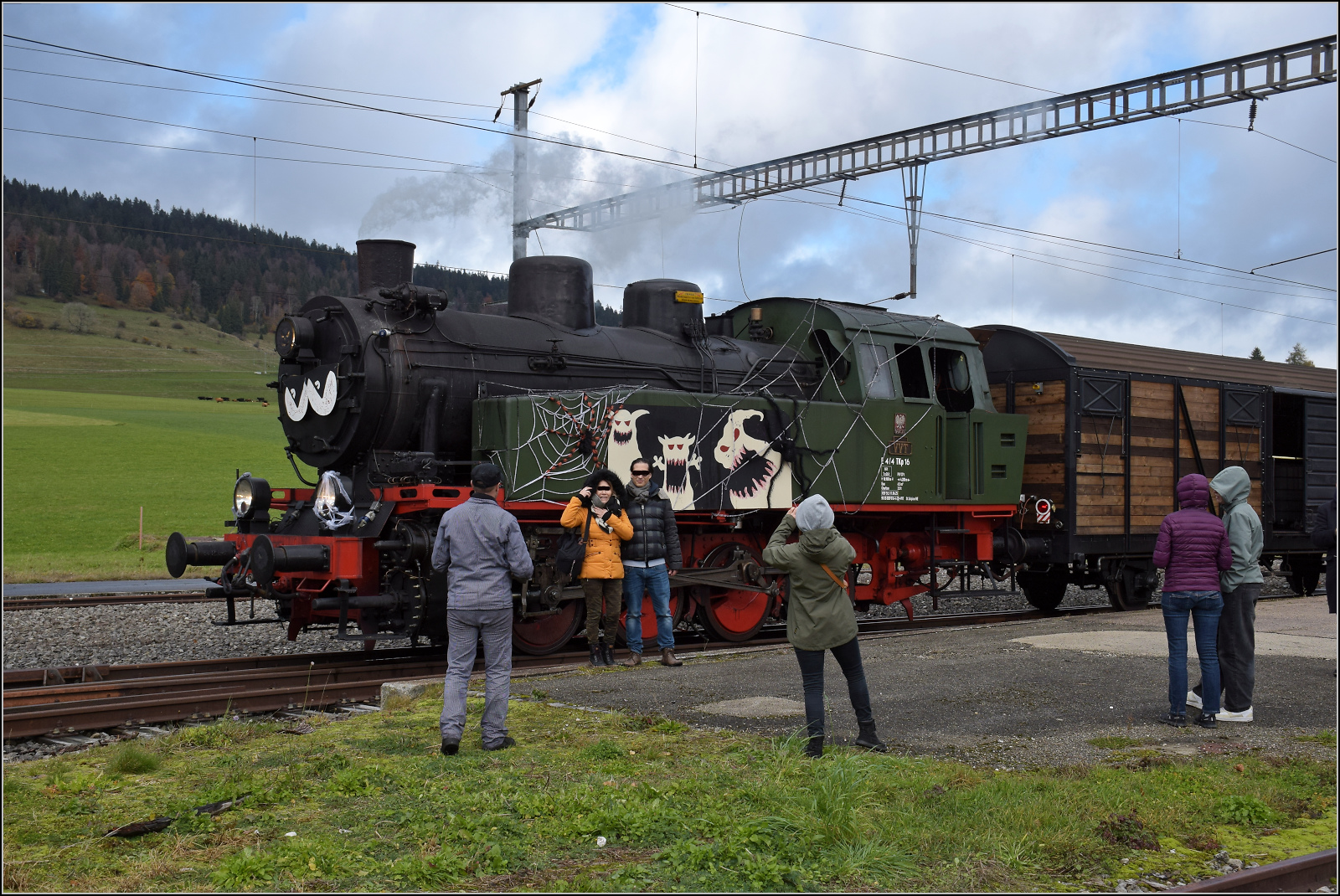 Gruseln zwischen Asphalt und Absinth. 

TKp 16 'Śląsk' in Les Verrières. Oktober 2025.
