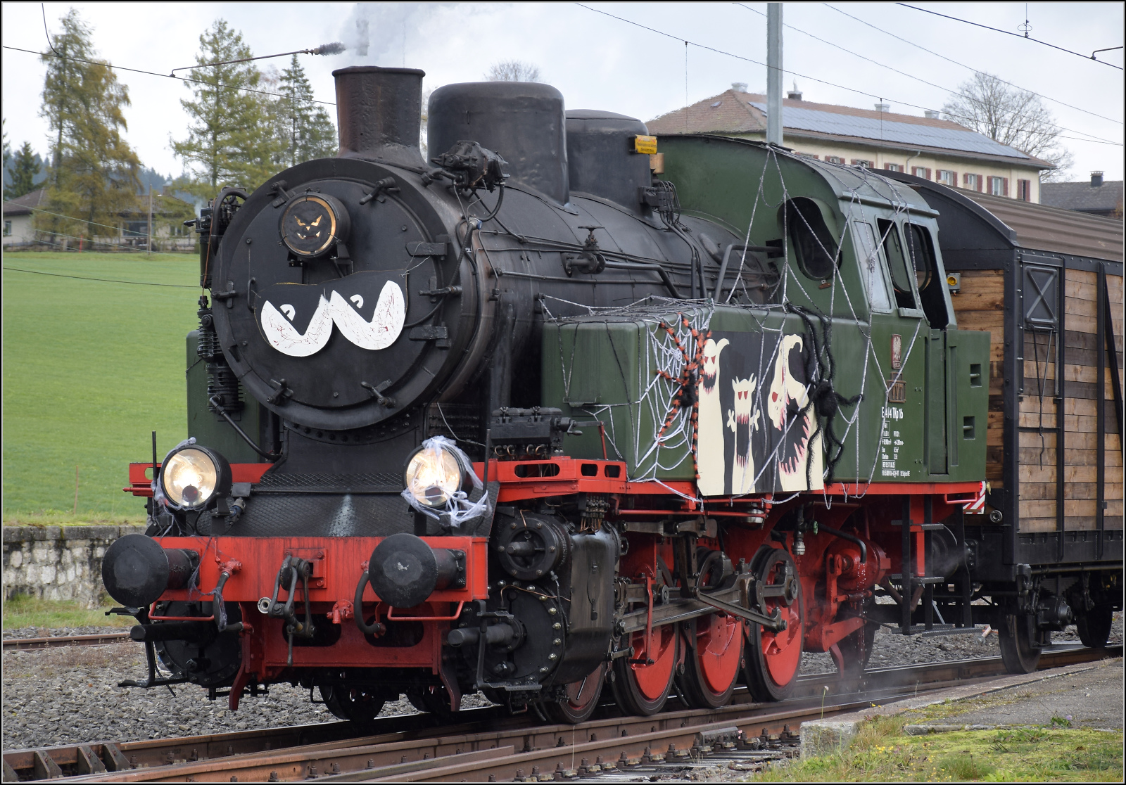 Gruseln zwischen Asphalt und Absinth. 

TKp 16 'Śląsk' in Les Verrières. Oktober 2025.