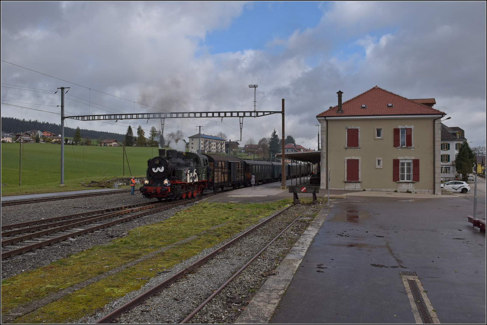 Gruseln zwischen Asphalt und Absinth. 

TKp 16 'Śląsk' in Les Verrières. Oktober 2025.
