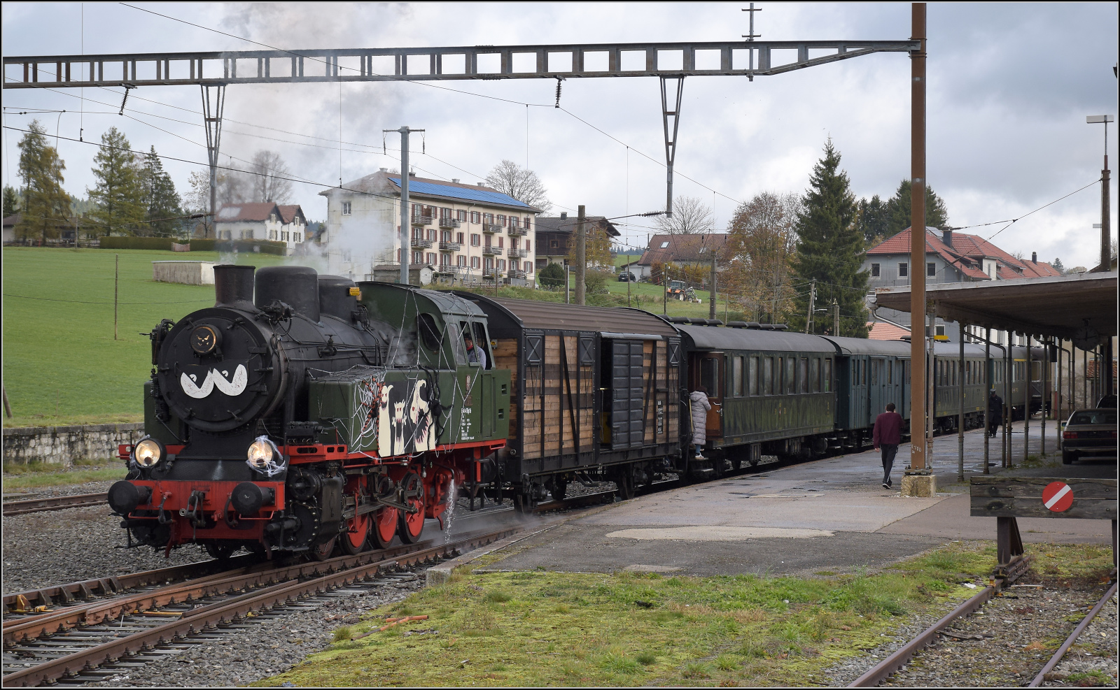 Gruseln zwischen Asphalt und Absinth. 

TKp 16 'Śląsk' in Les Verrières. Oktober 2025.