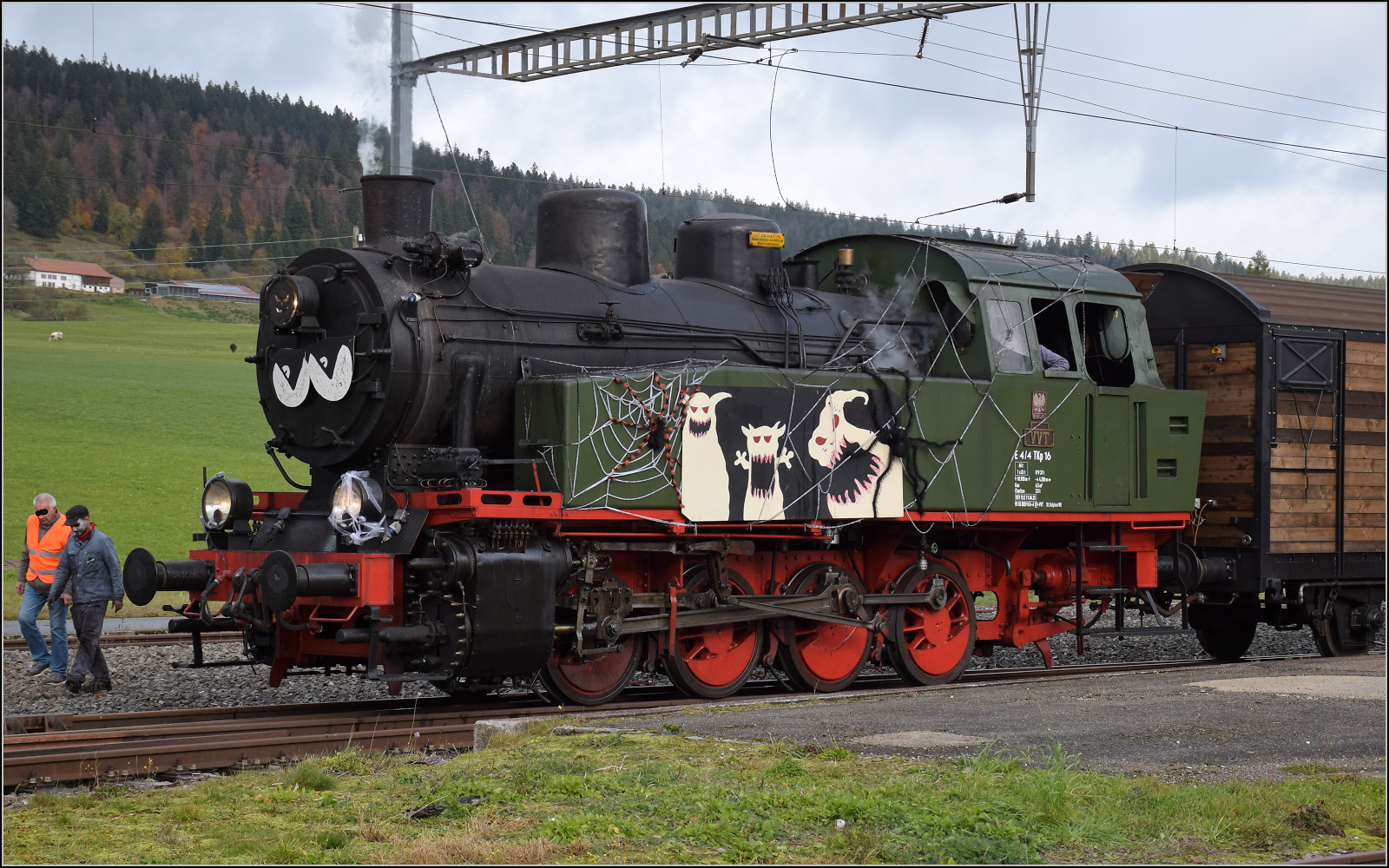 Gruseln zwischen Asphalt und Absinth. 

TKp 16 'Śląsk' in Les Verrires. Oktober 2025.