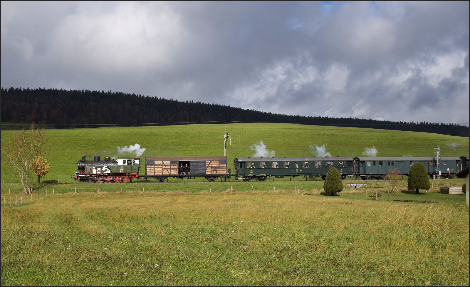 Gruseln zwischen Asphalt und Absinth. 

TKp 16 'Śląsk' kurz vor der Ankunft in Les Verrires. Oktober 2025.