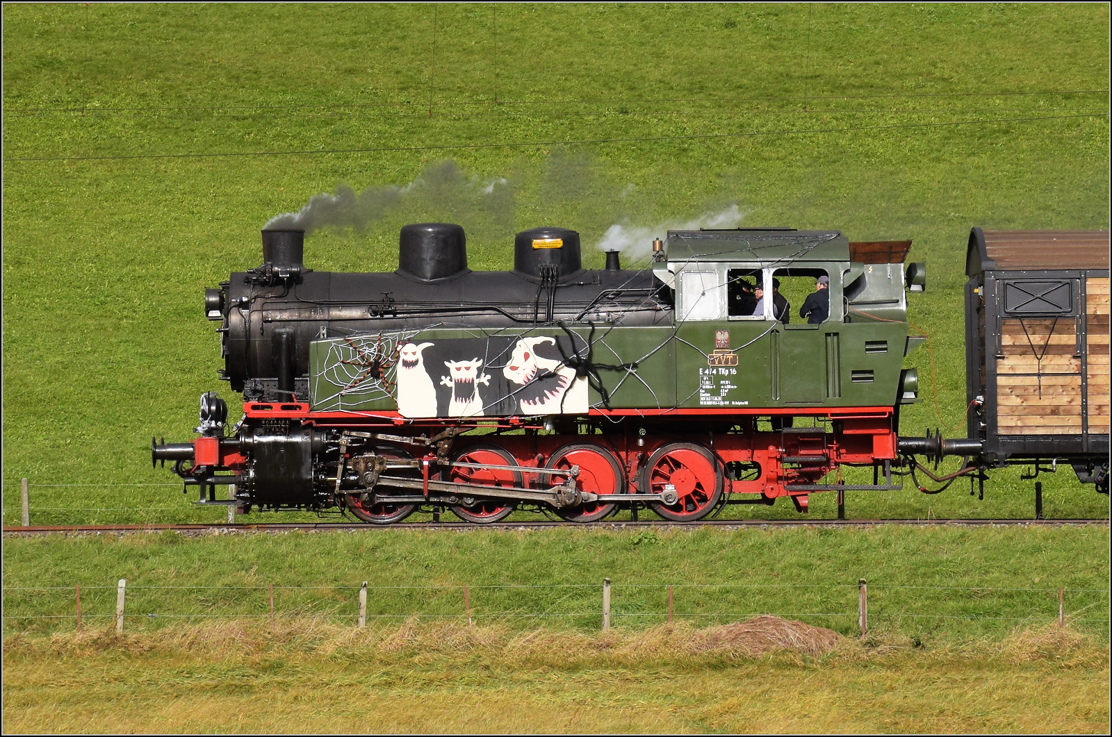 Gruseln zwischen Asphalt und Absinth. 

TKp 16 'Śląsk' kurz vor der Ankunft in Les Verrires. Oktober 2025.