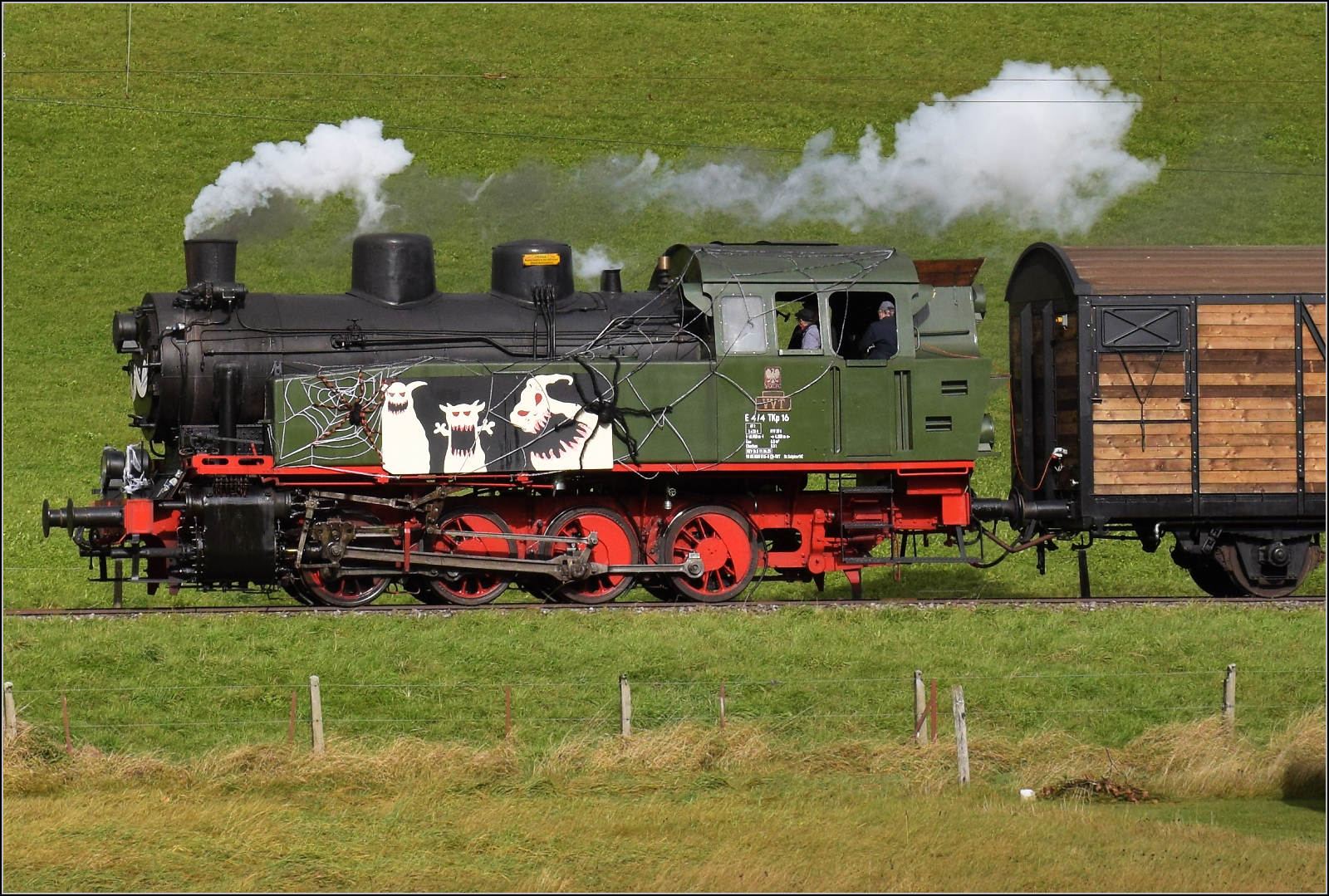 Gruseln zwischen Asphalt und Absinth. 

TKp 16 'Śląsk' kurz vor der Ankunft in Les Verrires. Oktober 2025.