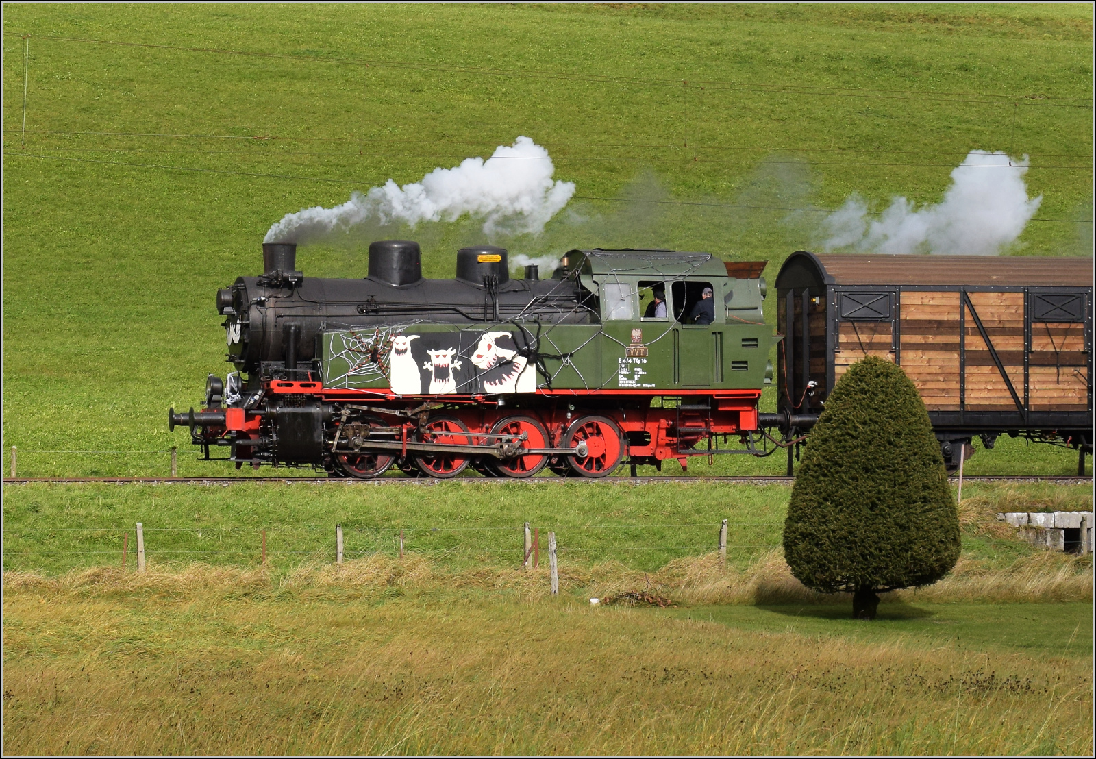 Gruseln zwischen Asphalt und Absinth. 

TKp 16 'Śląsk' kurz vor der Ankunft in Les Verrires. Oktober 2025.