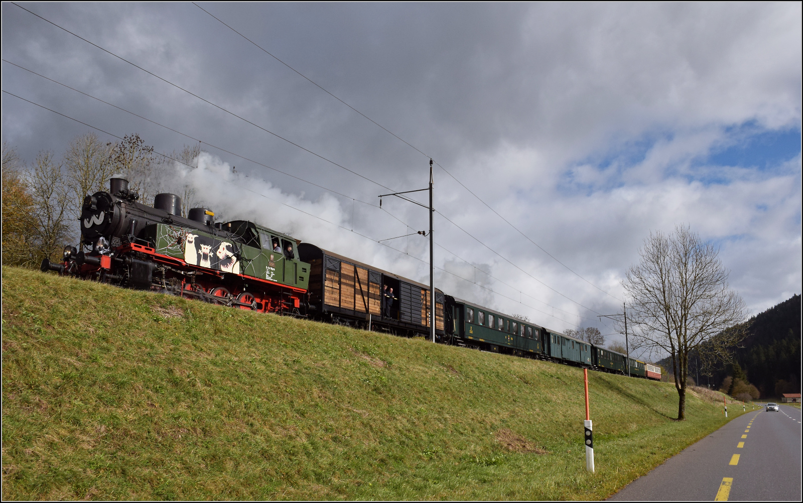 Gruseln zwischen Asphalt und Absinth. 

TKp 16 'Śląsk' mit dem Halloweenzug beim Scheitelpunkt bei Les Tourbières. Oktober 2025.