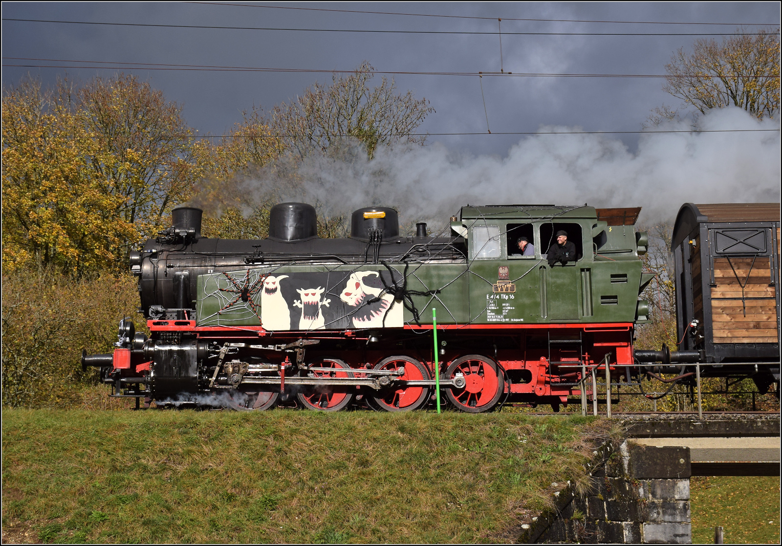 Gruseln zwischen Asphalt und Absinth. 

TKp 16 'Śląsk' mit dem Halloweenzug beim Scheitelpunkt bei Les Perrousettes. Oktober 2025.