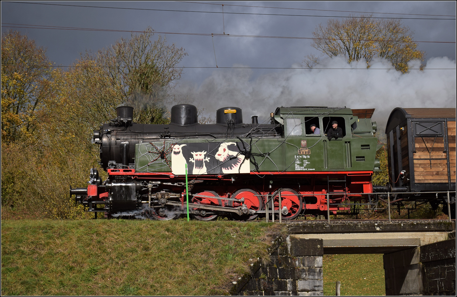Gruseln zwischen Asphalt und Absinth. 

TKp 16 'Śląsk' mit dem Halloweenzug beim Scheitelpunkt bei Les Perrousettes. Oktober 2025.