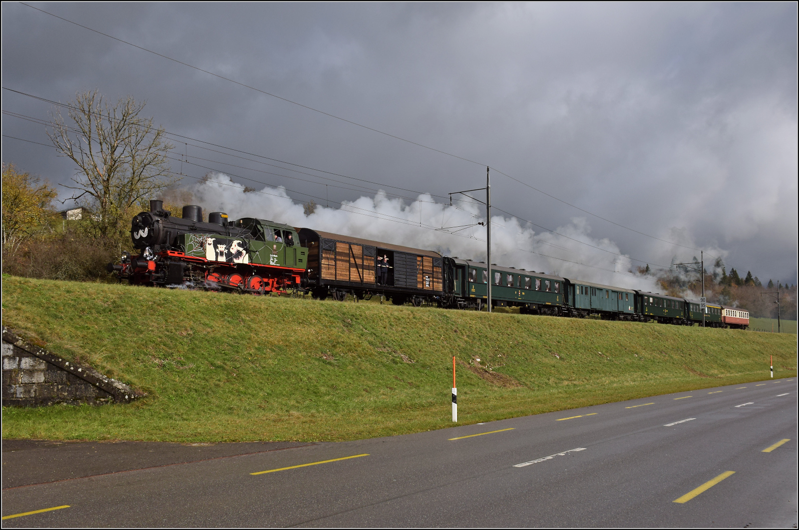 Gruseln zwischen Asphalt und Absinth. 

TKp 16 'Śląsk' mit dem Halloweenzug beim Scheitelpunkt bei Les Perrousettes. Oktober 2025.