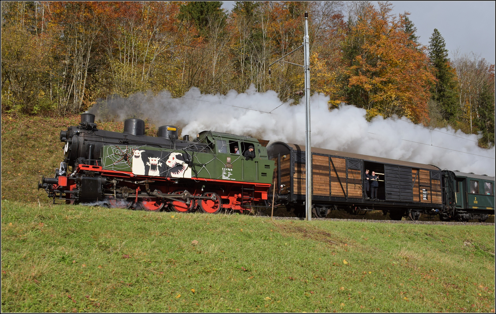 Gruseln zwischen Asphalt und Absinth. 

TKp 16 'Śląsk' mit dem Halloweenzug beim Scheitelpunkt bei Les Bayardes. Oktober 2025.
