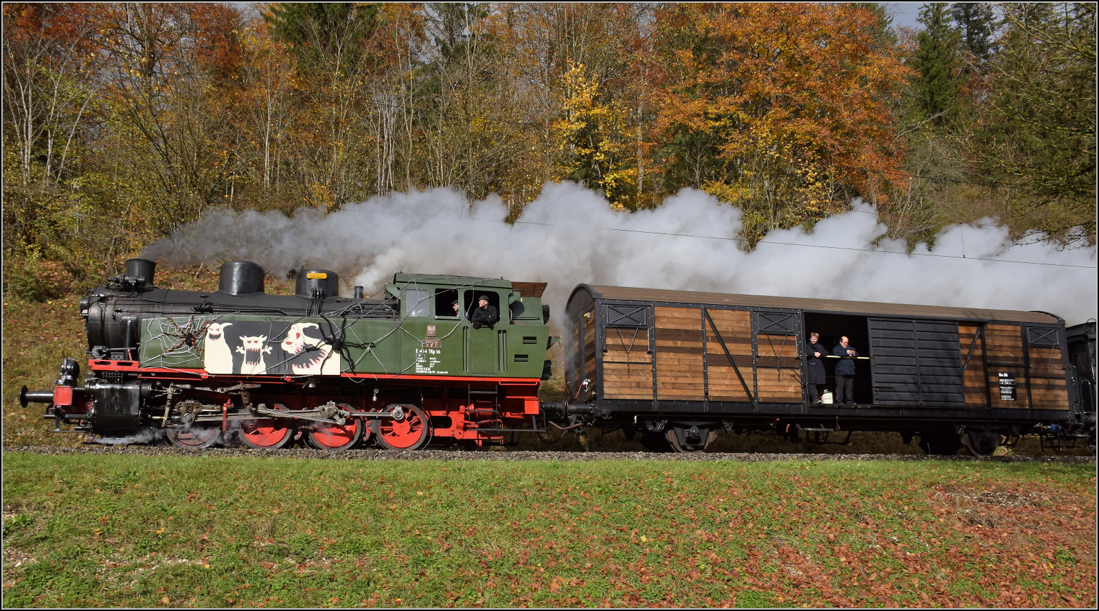 Gruseln zwischen Asphalt und Absinth. 

TKp 16 'Śląsk' mit dem Halloweenzug beim Scheitelpunkt bei Les Bayardes. Oktober 2025.