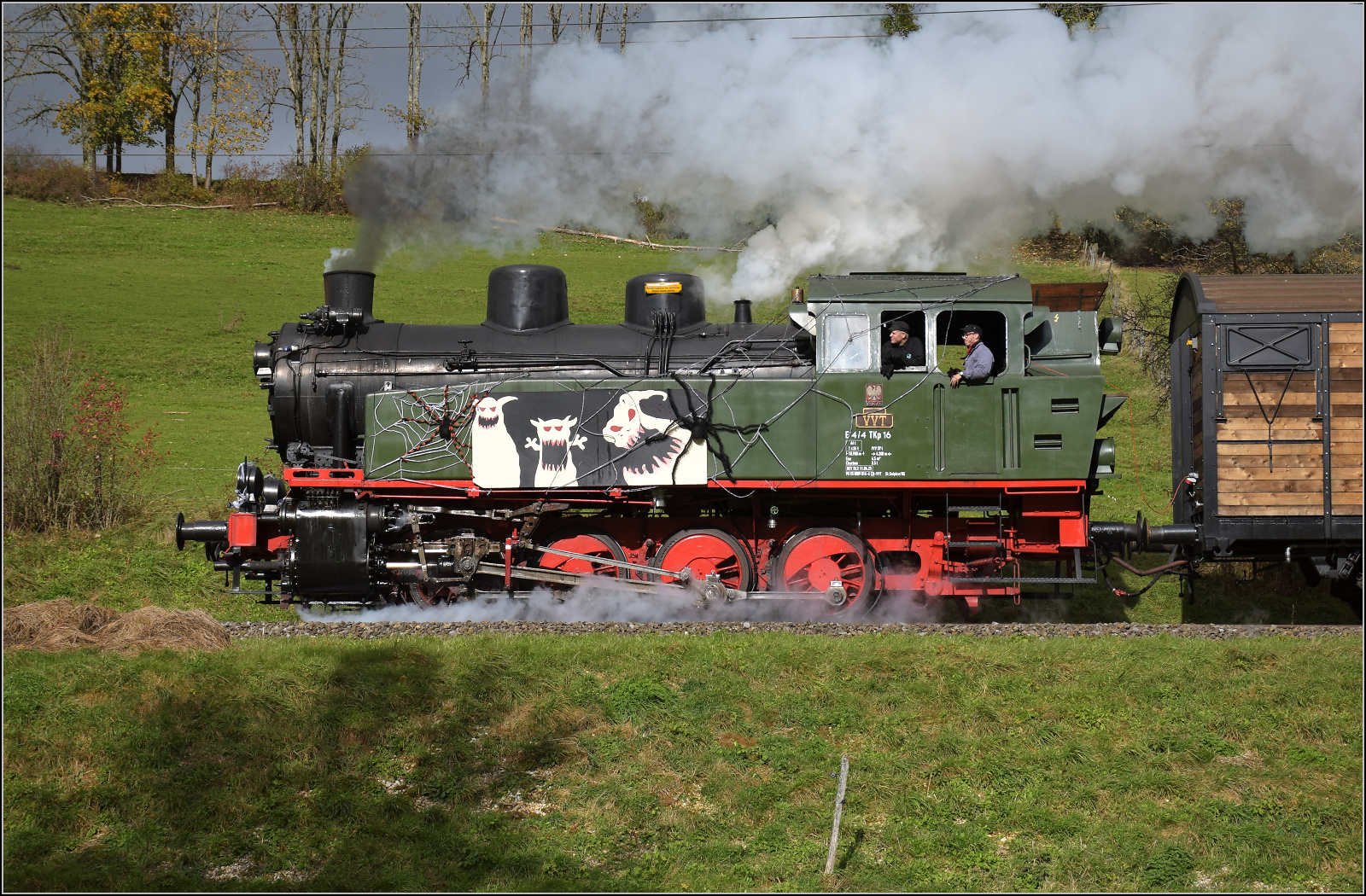 Gruseln zwischen Asphalt und Absinth. 

TKp 16 'Śląsk' mit dem Halloweenzug bei Le Haut-de-la-Tour. Oktober 2025.