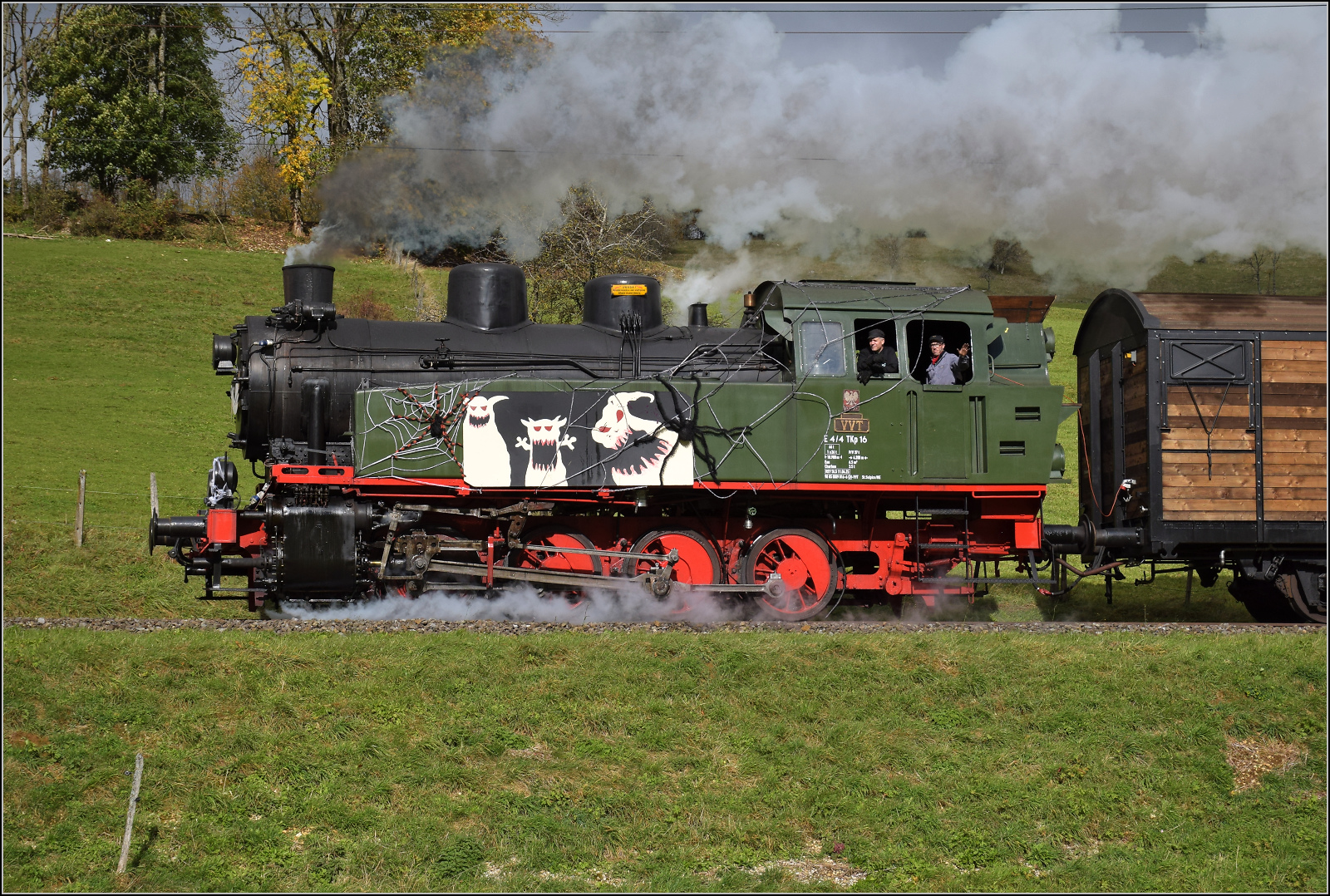 Gruseln zwischen Asphalt und Absinth. 

TKp 16 'Śląsk' mit dem Halloweenzug bei Le Haut-de-la-Tour. Oktober 2025.