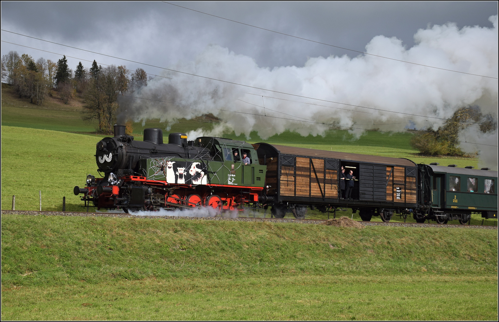 Gruseln zwischen Asphalt und Absinth. 

TKp 16 'Śląsk' mit dem Halloweenzug bei Le Haut-de-la-Tour. Oktober 2025.