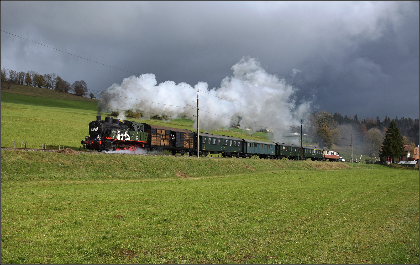 Gruseln zwischen Asphalt und Absinth. 

TKp 16 'Śląsk' mit dem Halloweenzug bei Le Haut-de-la-Tour. Oktober 2025.