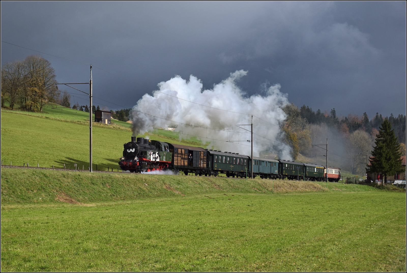 Gruseln zwischen Asphalt und Absinth. 

TKp 16 'Śląsk' mit dem Halloweenzug bei Le Haut-de-la-Tour. Oktober 2025.