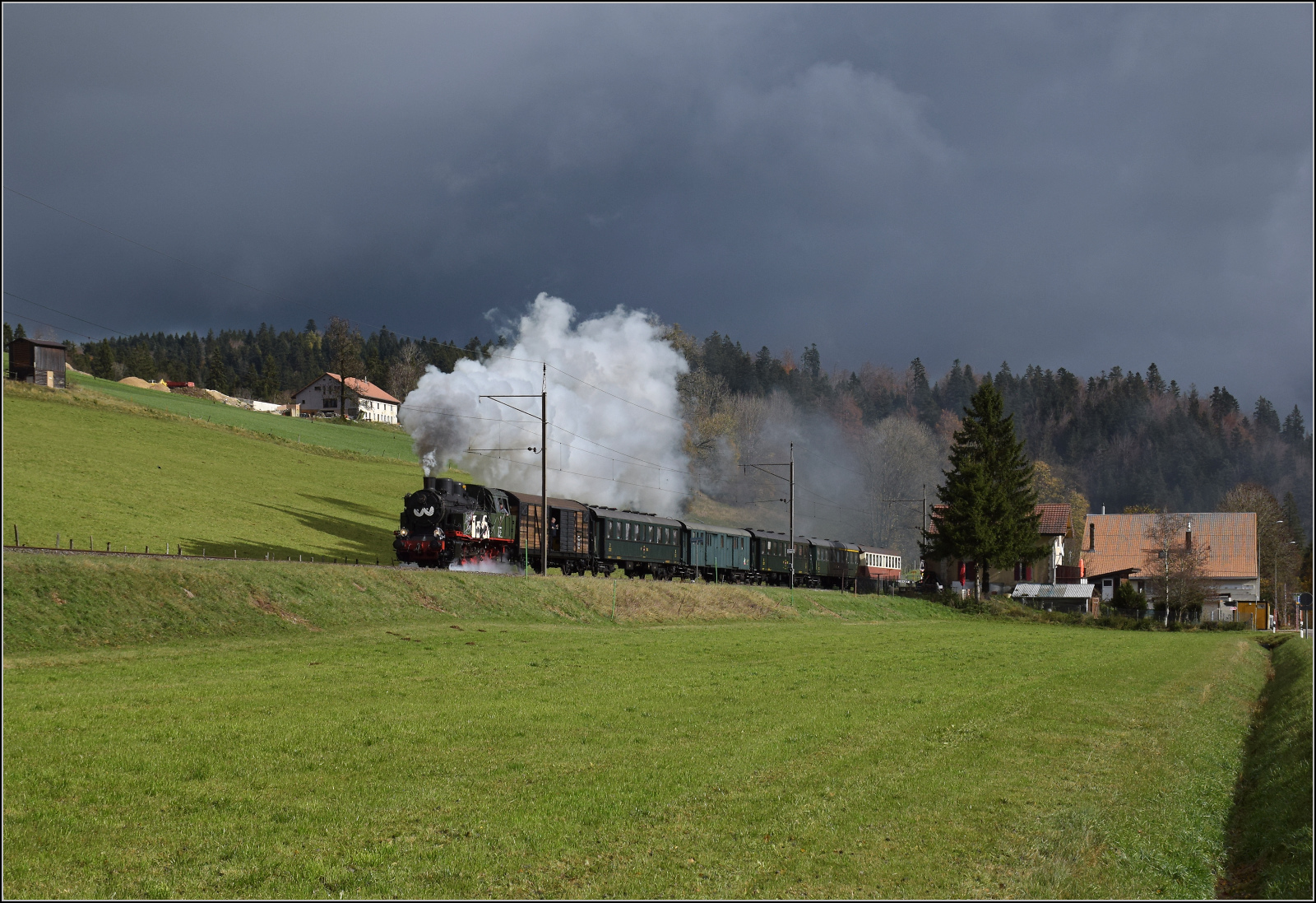 Gruseln zwischen Asphalt und Absinth. 

TKp 16 'Śląsk' mit dem Halloweenzug bei Le Haut-de-la-Tour. Oktober 2025.