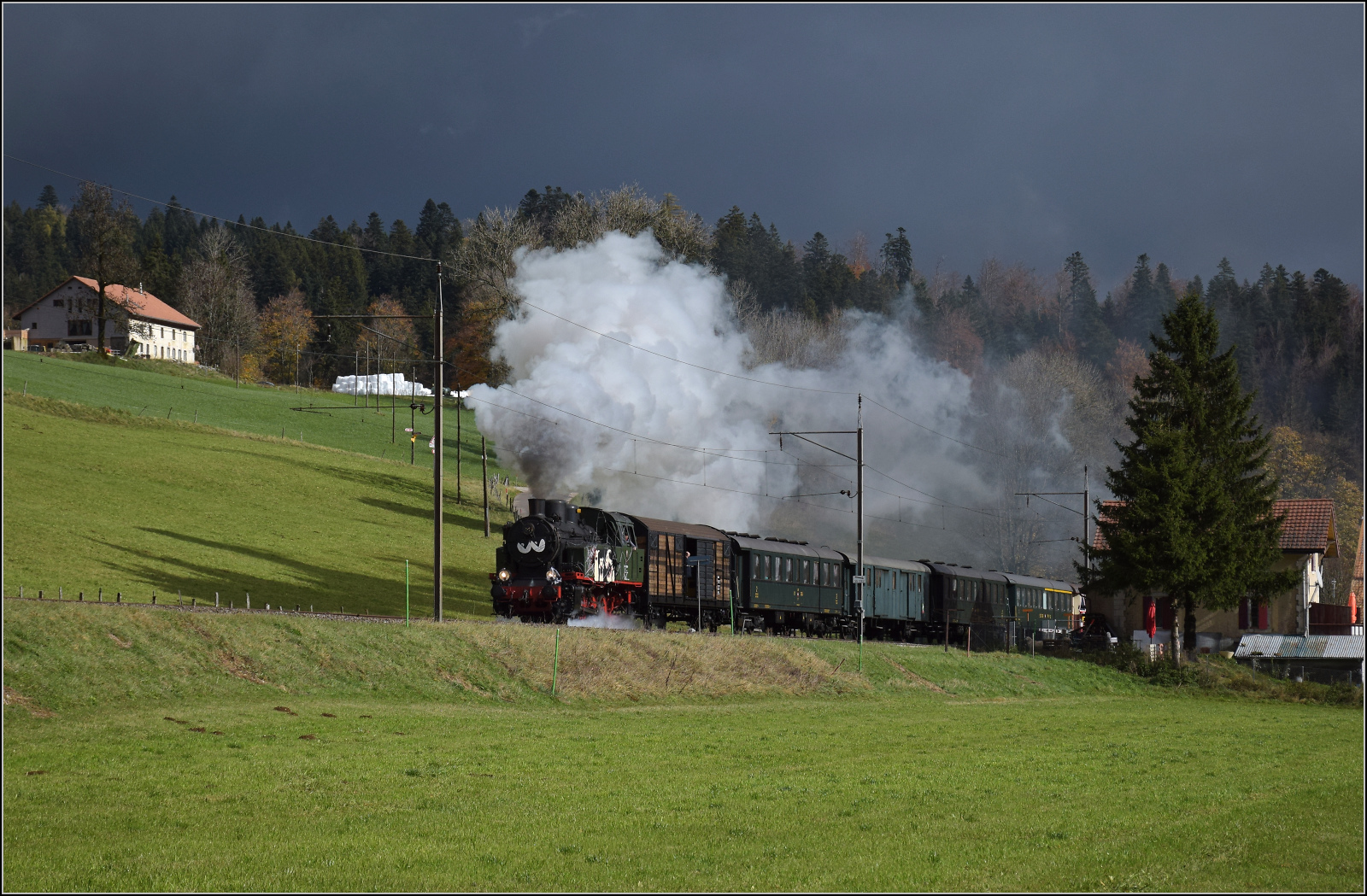 Gruseln zwischen Asphalt und Absinth. 

TKp 16 'Śląsk' mit dem Halloweenzug bei Le Haut-de-la-Tour. Oktober 2025.
