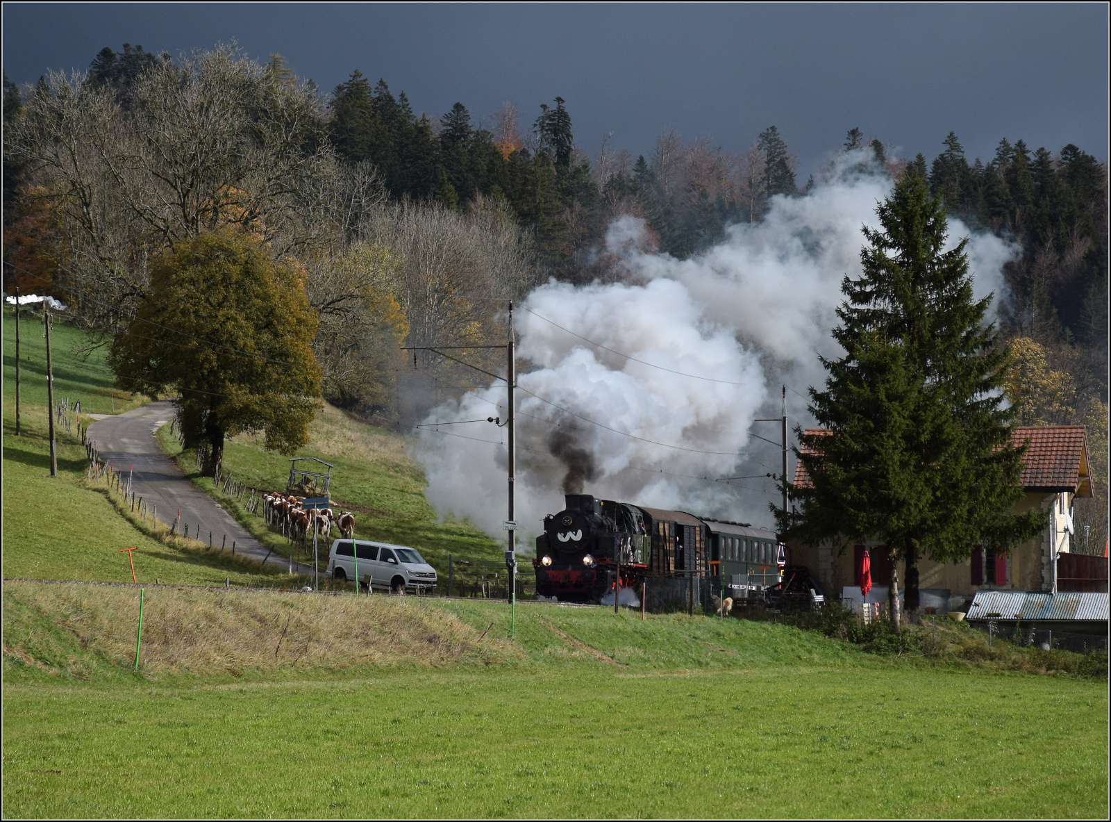 Gruseln zwischen Asphalt und Absinth. 

TKp 16 'Śląsk' mit dem Halloweenzug bei Le Haut-de-la-Tour. Oktober 2025.