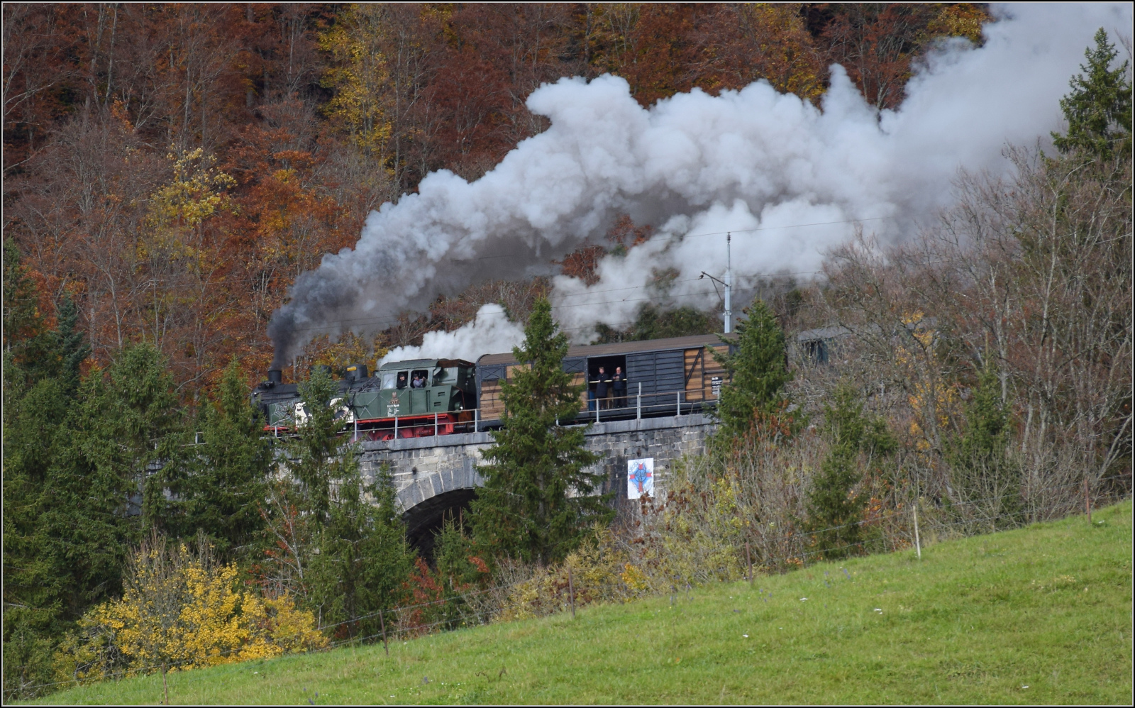 Gruseln zwischen Asphalt und Absinth. 

TKp 16 'Śląsk' mit dem Halloweenzug stampft bei La Foul auf einem der beiden Hangviadukte den Berg hinauf. Oktober 2025.