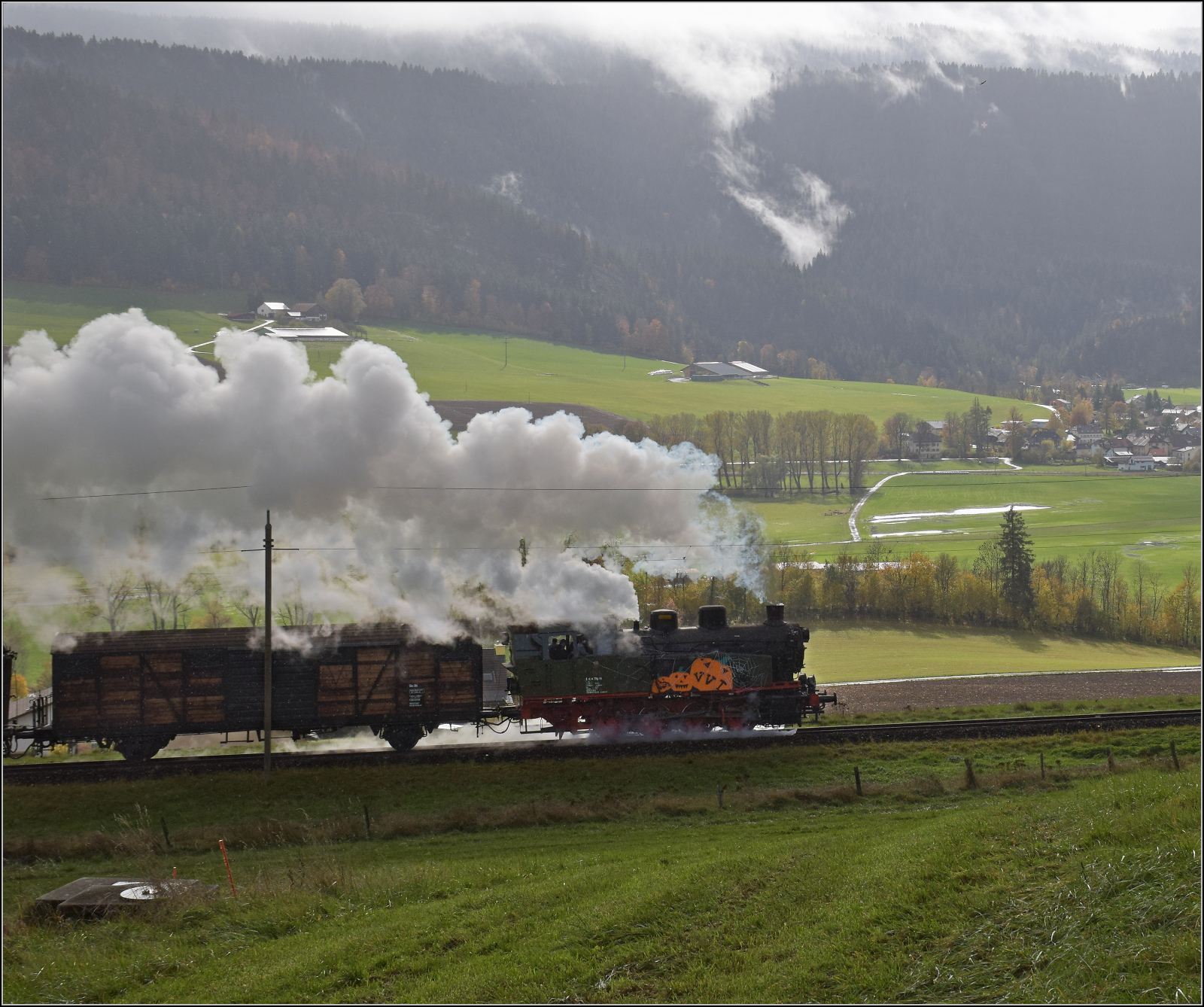 Gruseln zwischen Asphalt und Absinth. 

TKp 16 'Śląsk' mit dem Halloweenzug stampft bei Plancemont den Berg hinauf. Oktober 2025.