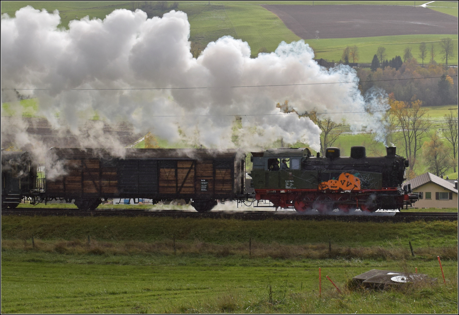 Gruseln zwischen Asphalt und Absinth. 

TKp 16 'Śląsk' mit dem Halloweenzug stampft bei Plancemont den Berg hinauf. Oktober 2025.