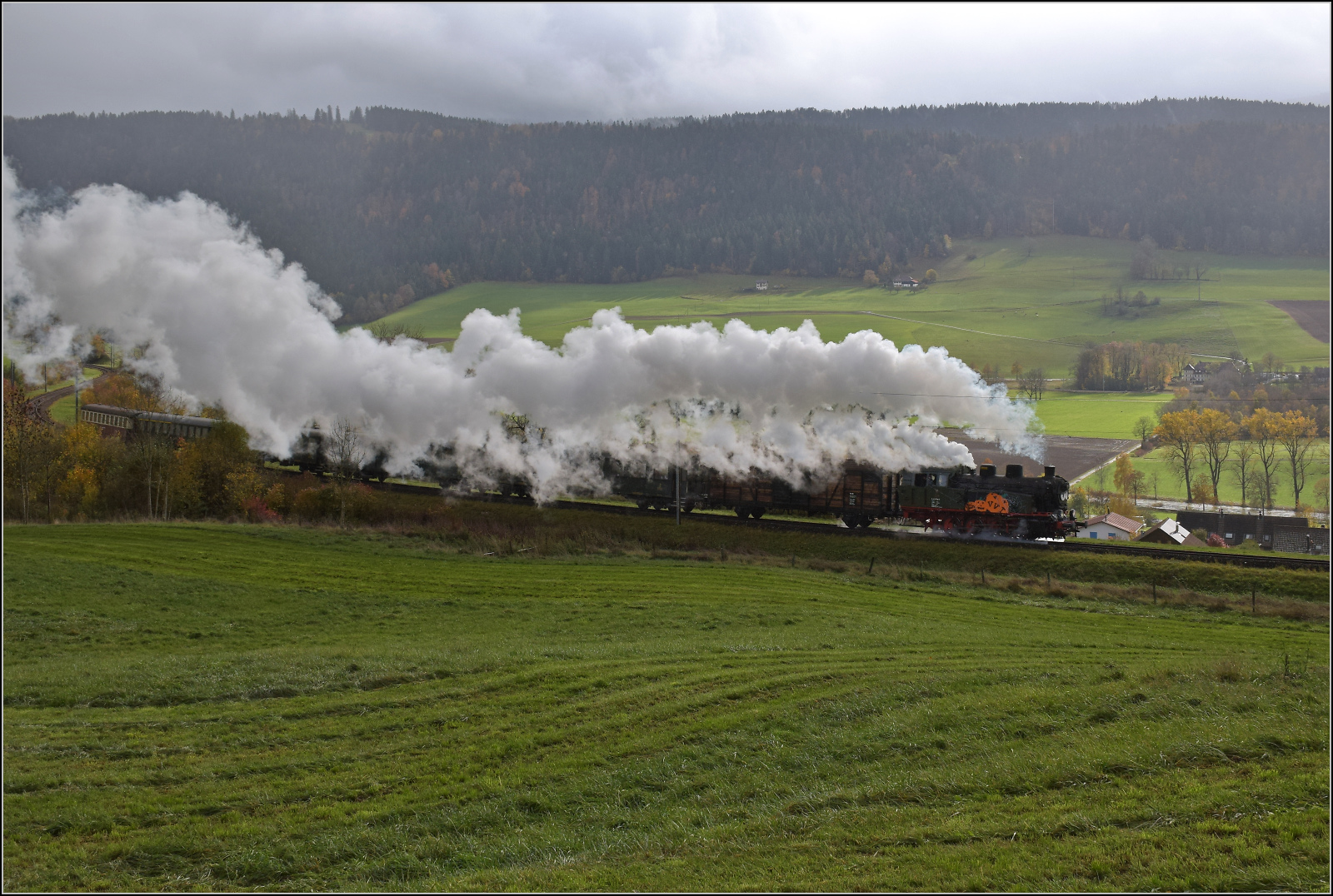 Gruseln zwischen Asphalt und Absinth. 

TKp 16 'Śląsk' mit dem Halloweenzug stampft bei Plancemont den Berg hinauf. Oktober 2025.