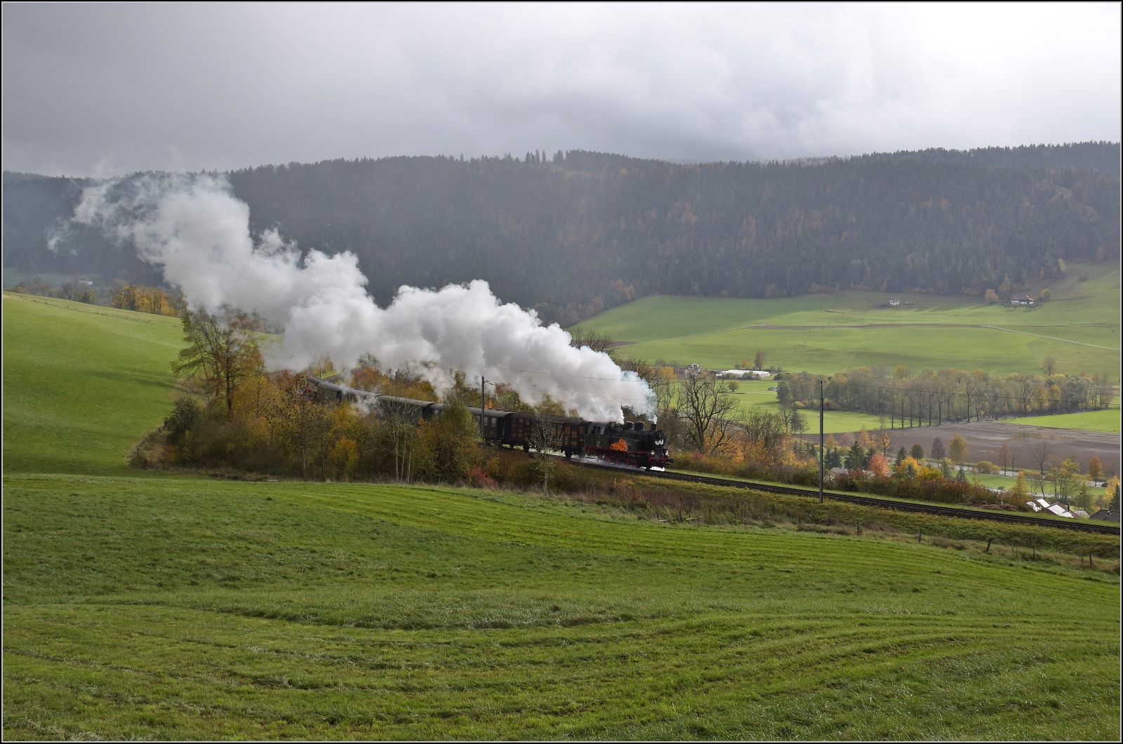 Gruseln zwischen Asphalt und Absinth. 

TKp 16 'Śląsk' mit dem Halloweenzug stampft bei Plancemont den Berg hinauf. Oktober 2025.
