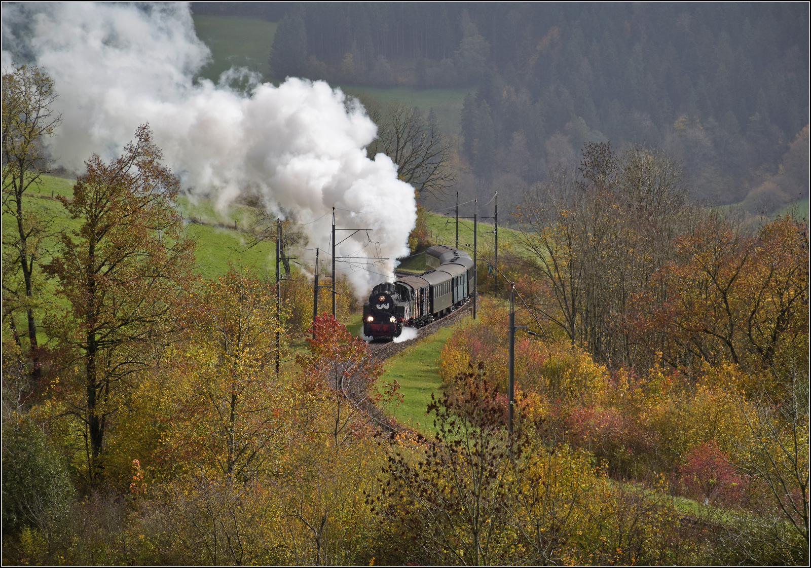 Gruseln zwischen Asphalt und Absinth. 

TKp 16 'Śląsk' mit dem Halloweenzug stampft bei Plancemont den Berg hinauf. Oktober 2025.