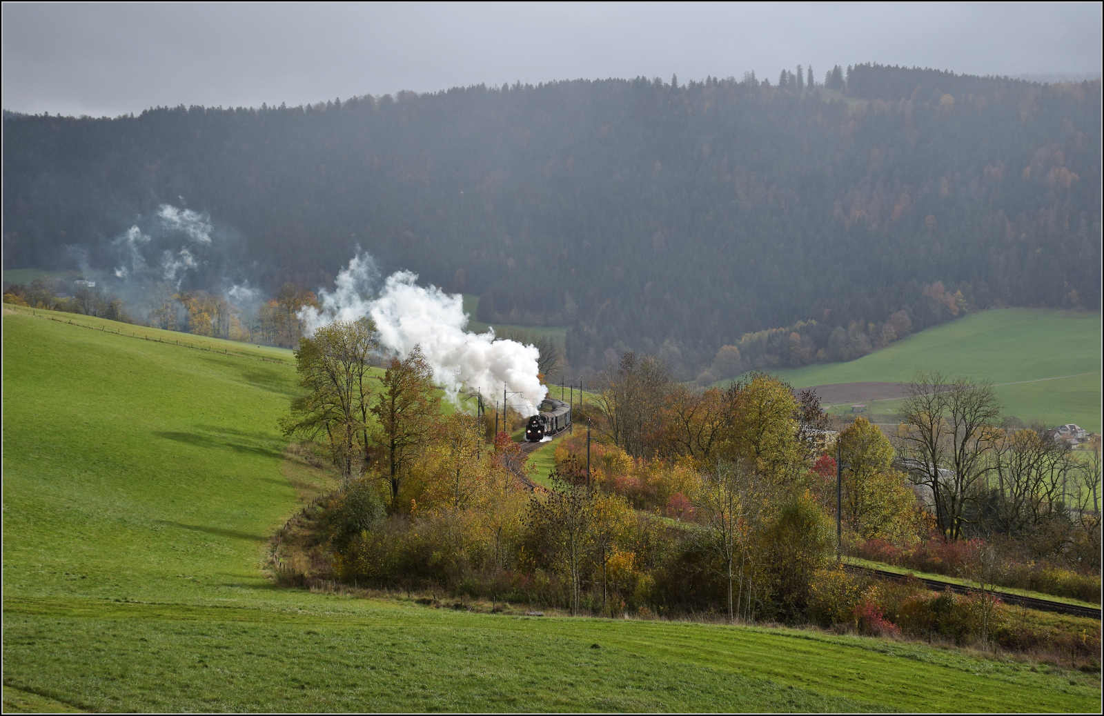 Gruseln zwischen Asphalt und Absinth. 

TKp 16 'Śląsk' mit dem Halloweenzug stampft bei Plancemont den Berg hinauf. Oktober 2025.