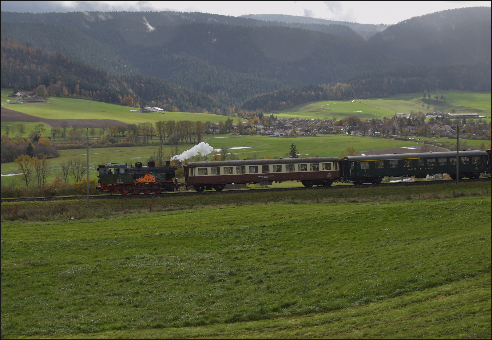Gruseln zwischen Asphalt und Absinth.

TKp 16 'Śląsk' fährt mit ihrem Halloweenzug ins Val Travers herunter. Le Plancemont, Oktober 2025.