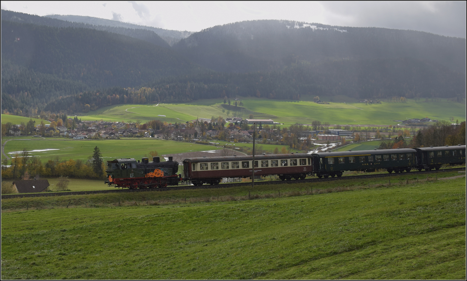 Gruseln zwischen Asphalt und Absinth.

TKp 16 'Śląsk' fährt mit ihrem Halloweenzug ins Val Travers herunter. Le Plancemont, Oktober 2025.