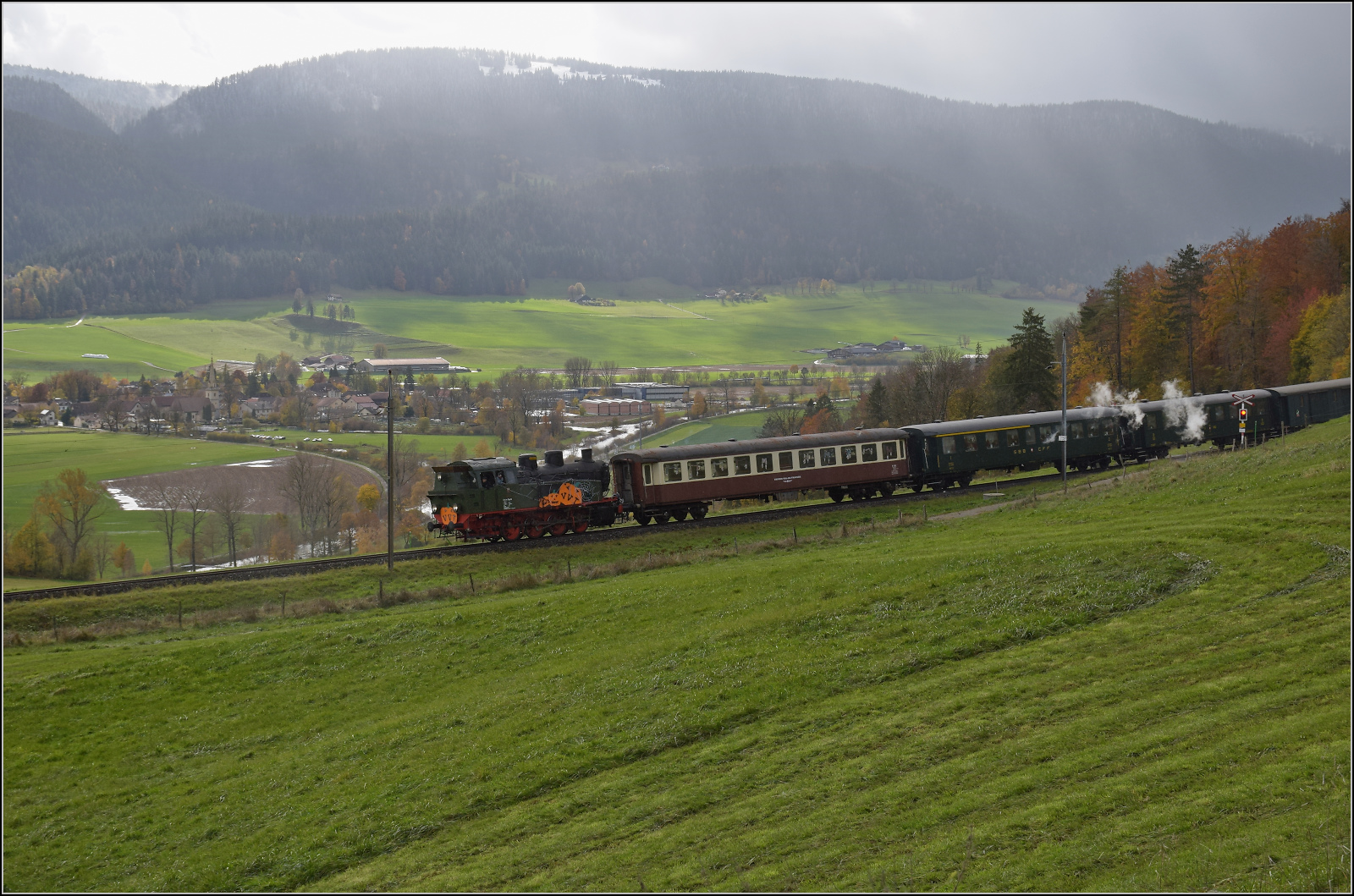Gruseln zwischen Asphalt und Absinth.

TKp 16 'Śląsk' fährt mit ihrem Halloweenzug ins Val Travers herunter. Le Plancemont, Oktober 2025.