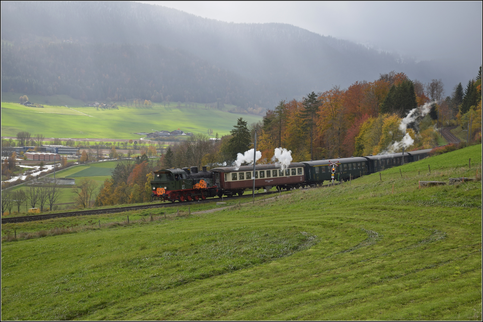Gruseln zwischen Asphalt und Absinth.

TKp 16 'Śląsk' fährt mit ihrem Halloweenzug ins Val Travers herunter. Le Plancemont, Oktober 2025.