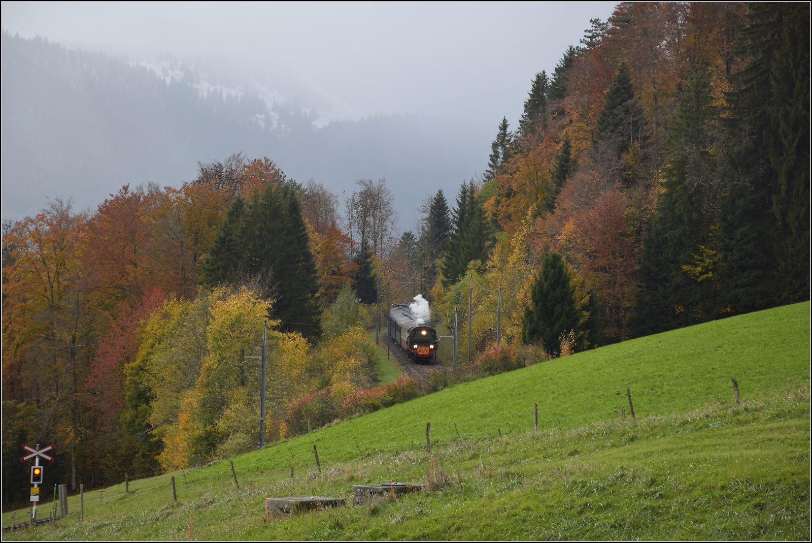Gruseln zwischen Asphalt und Absinth.

TKp 16 'Śląsk' fährt mit ihrem Halloweenzug ins Val Travers herunter. Le Plancemont, Oktober 2025.