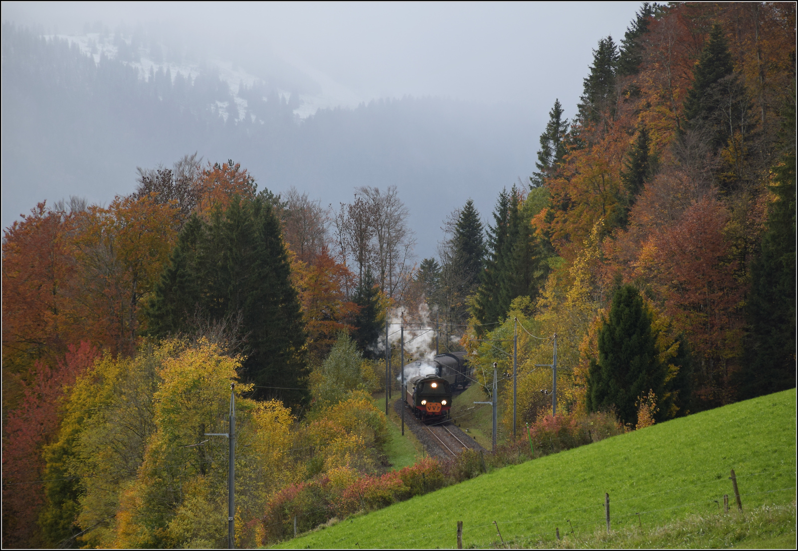 Gruseln zwischen Asphalt und Absinth.

TKp 16 'Śląsk' fährt mit ihrem Halloweenzug ins Val Travers herunter. Le Plancemont, Oktober 2025.