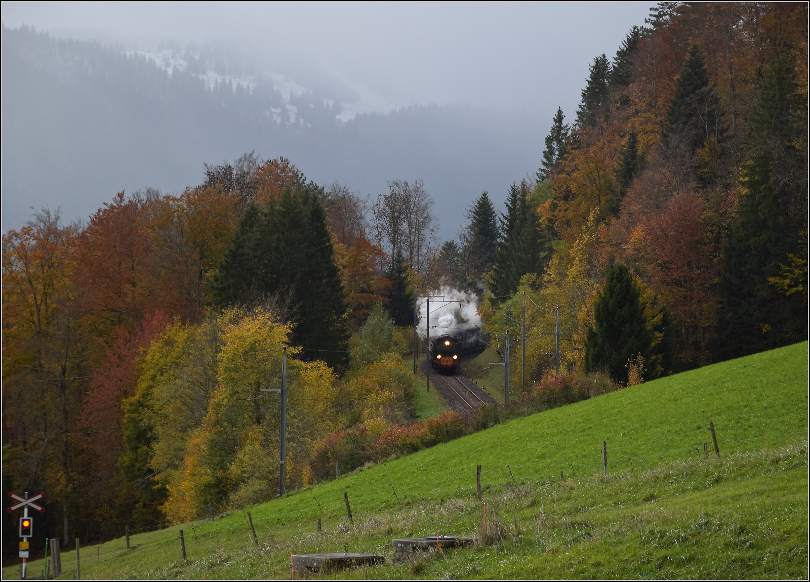 Gruseln zwischen Asphalt und Absinth.

TKp 16 'Śląsk' fährt mit ihrem Halloweenzug ins Val Travers herunter. Le Plancemont, Oktober 2025.