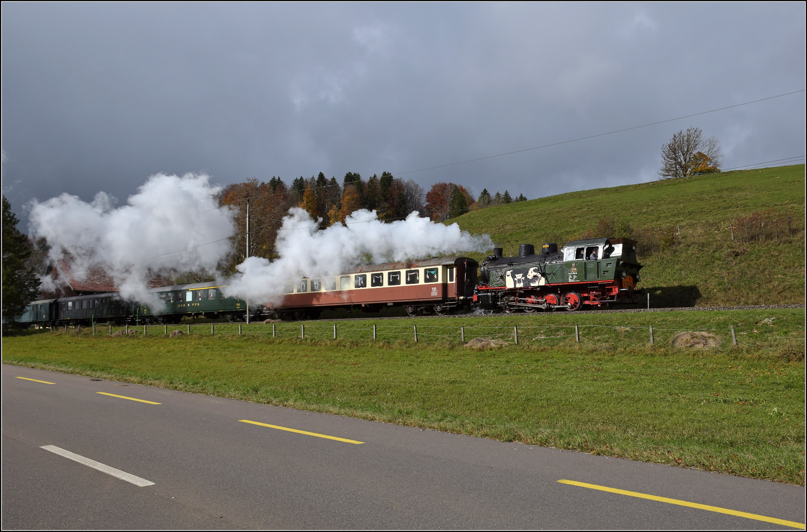 Gruseln zwischen Asphalt und Absinth.

TKp 16 'Śląsk' fährt vom Scheitelpunkt nahe Les Verrières mit ihrem Halloweenzug ins Val Travers herunter. Les Champs Berthoud, Oktober 2025.