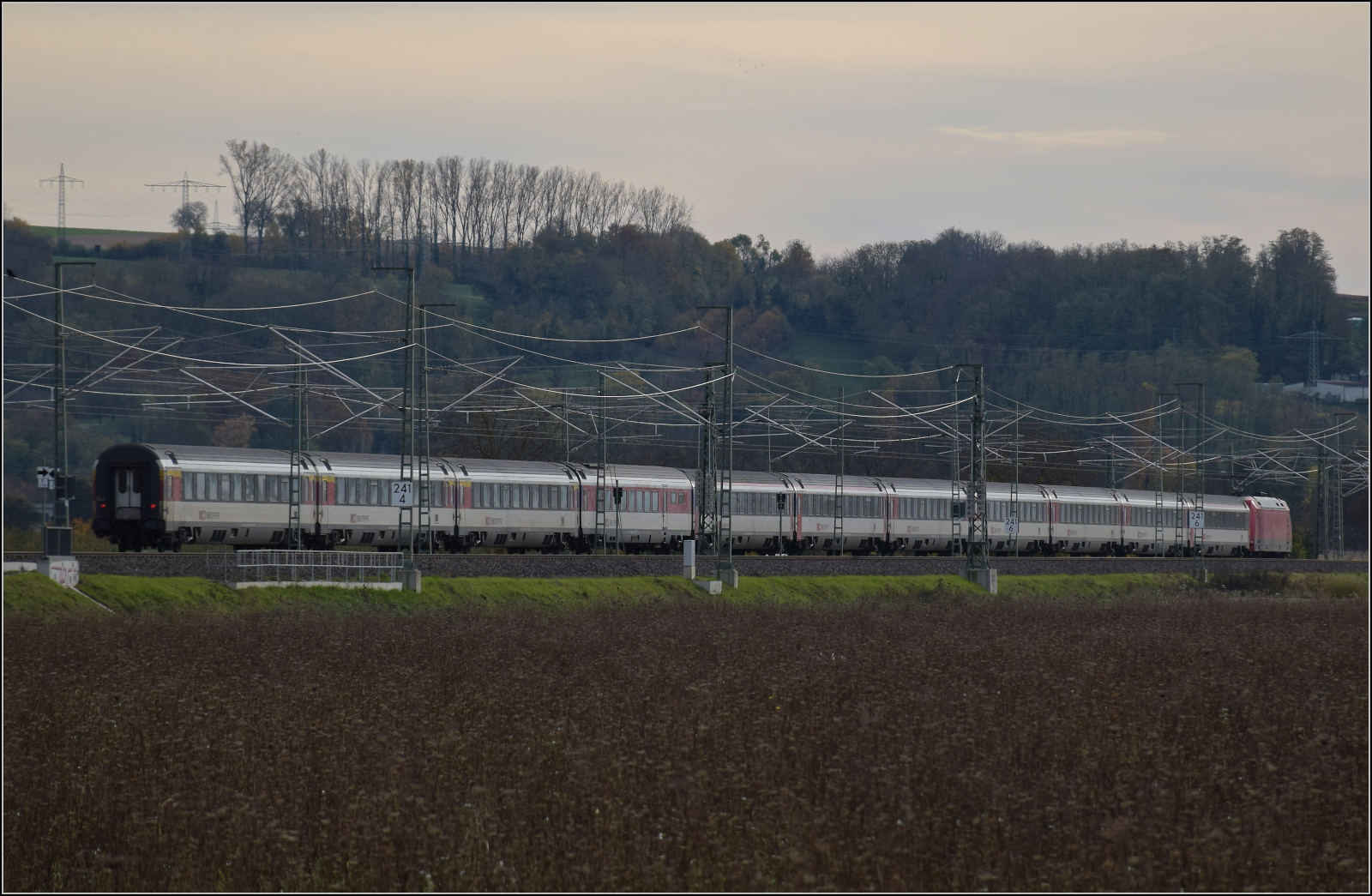 Herbst in Auggen.

101 101 mit dem EC 9 Dortmund – Basel. Noch einmal der ganze Zug vom selten gewordenen echten Zugschluss. Oktober 2025.