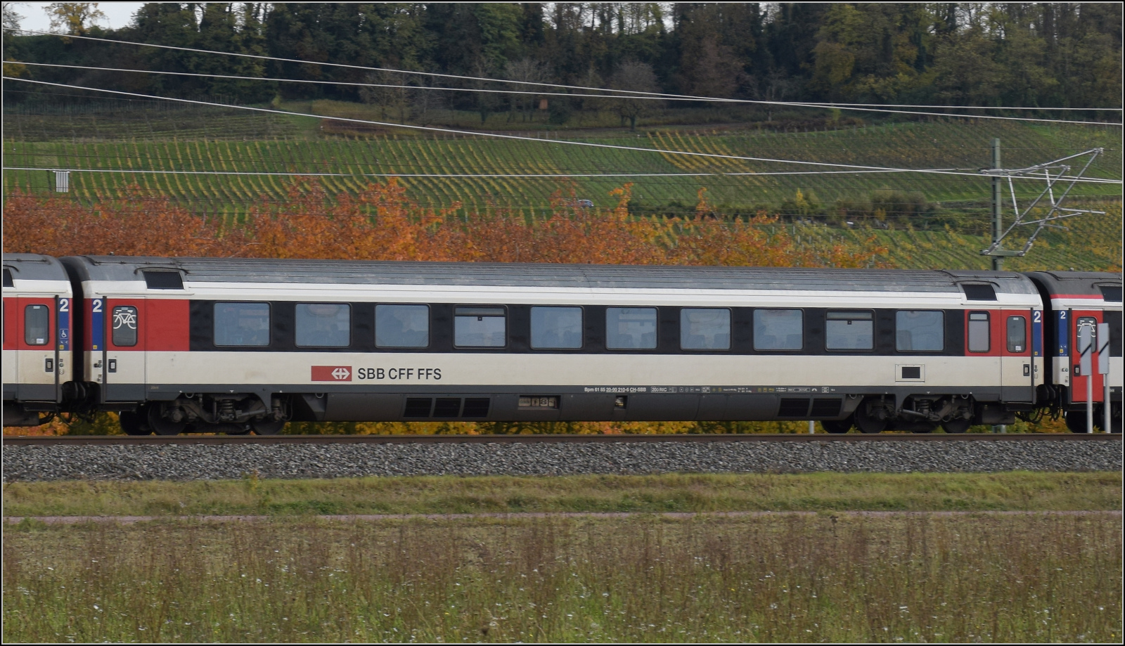 Herbst in Auggen.

101 101 mit dem EC 9 Dortmund – Basel. Im Bild ist Bpm 61 85 20-90 210-6 CH-SBB. Oktober 2025.