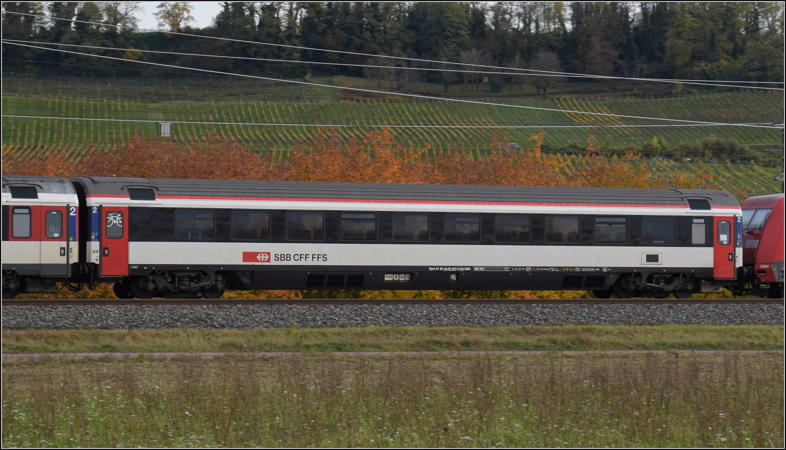 Herbst in Auggen.

101 101 mit dem EC 9 Dortmund – Basel. Im Bild ist Bpm 61 85 20-90 328-8 CH-SBB. Oktober 2025.